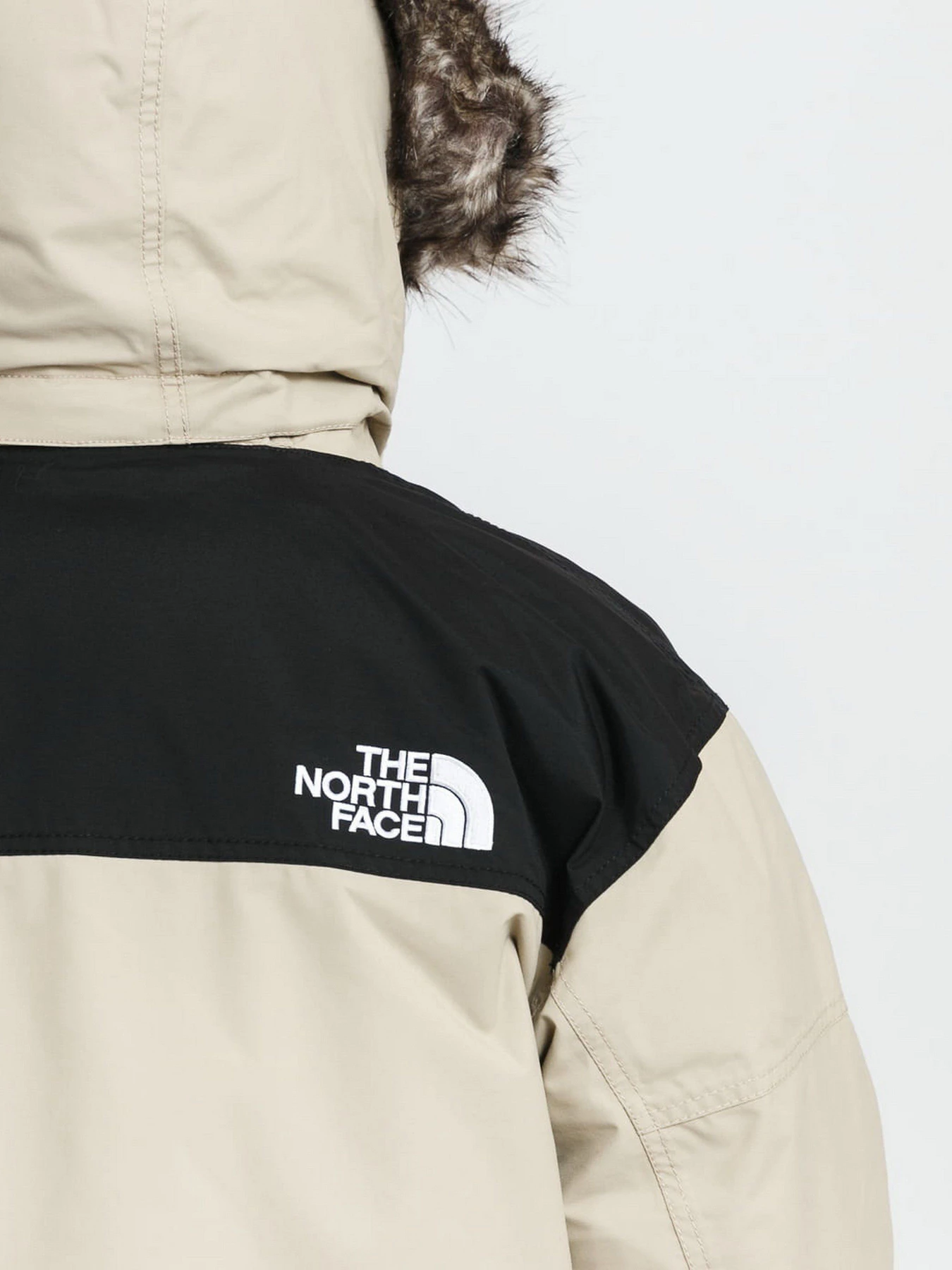 Куртки и дубленки The North Face McMurdo 2 модель NF00CP07CEL1 Куртки и дубленки The North Face McMurdo 2 модель NF00CP07CEL1 Фото