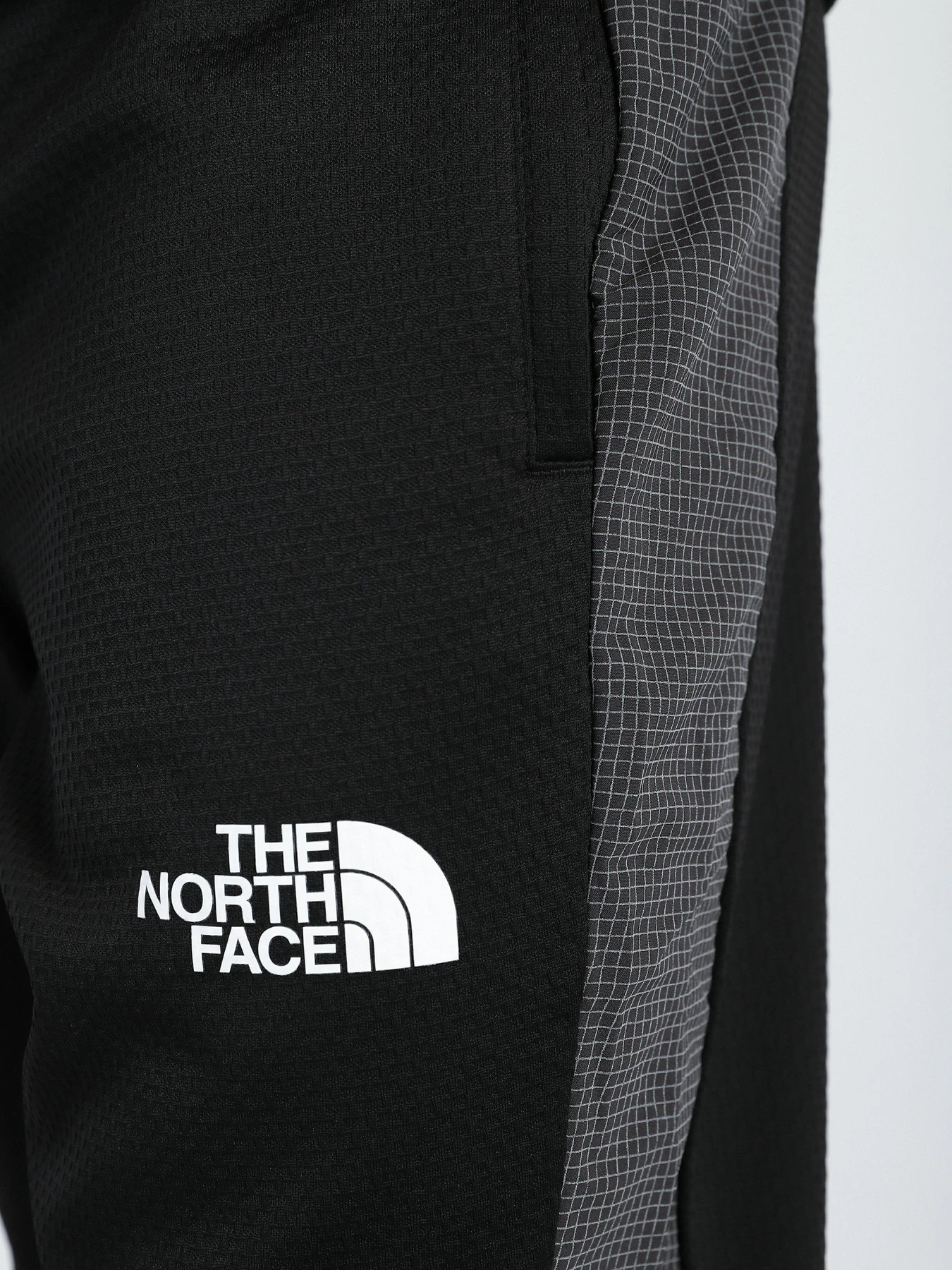 Брюки The North Face Mountain Athletics Cuffed модель NF0A5IBZJK31 Фото