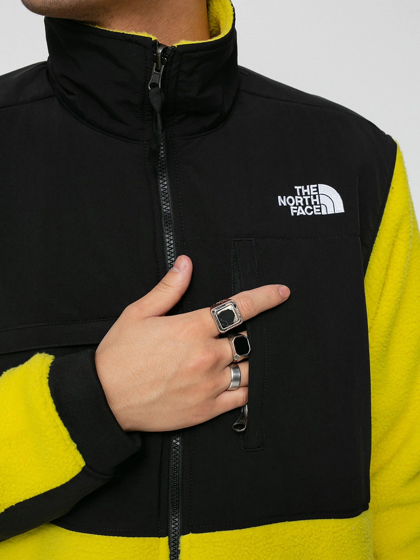 Худі та світшоти The North Face Denali 2 Шерпа модель NF0A4QYJ7601 Худі та світшоти The North Face Denali 2 Шерпа модель NF0A4QYJ7601 Фото