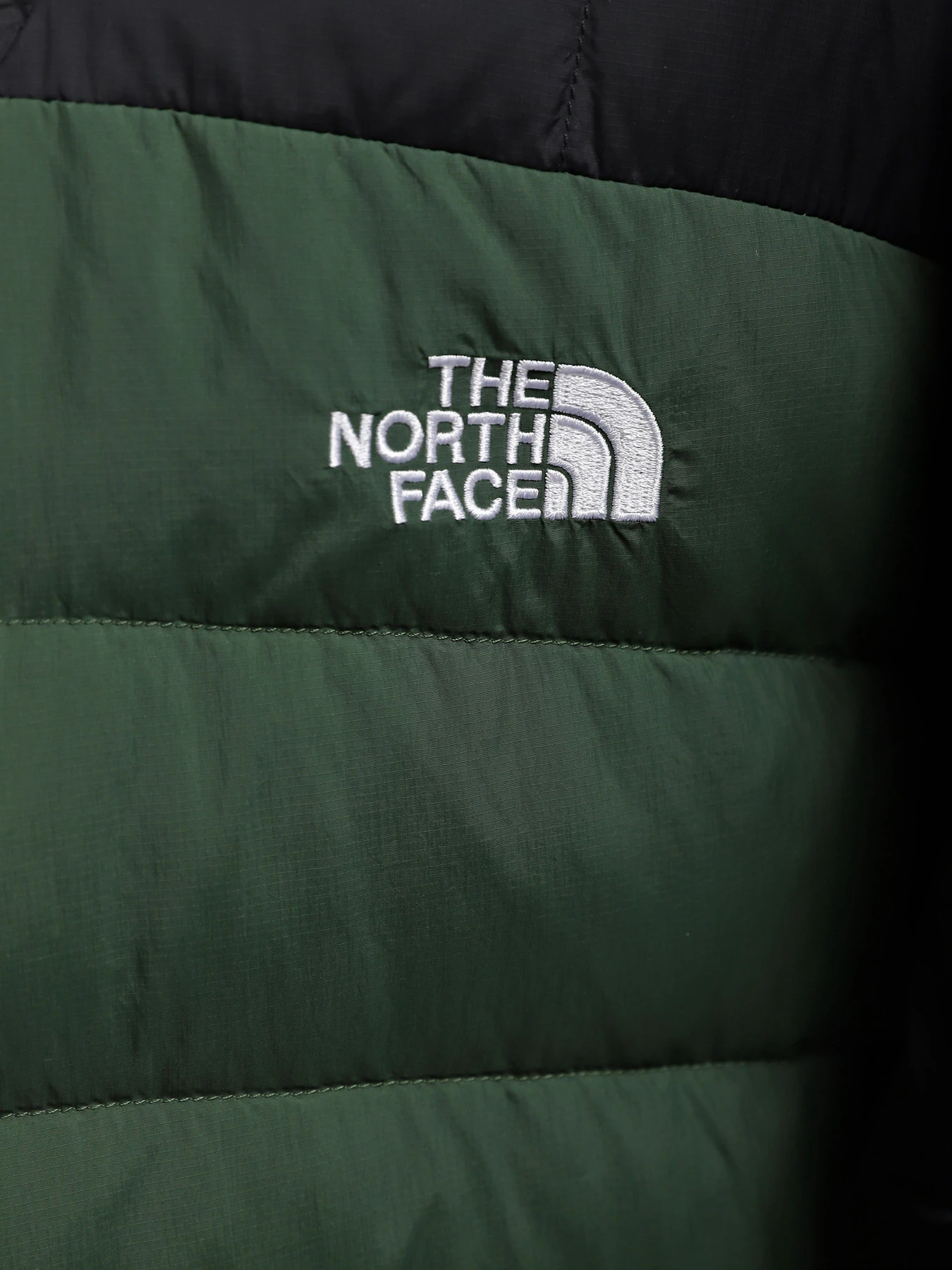 Куртки и дубленки The North Face Doudoune Capuche Lapaz модель NF0A7WZWI0P1 Куртки и дубленки The North Face Doudoune Capuche Lapaz модель NF0A7WZWI0P1 Фото