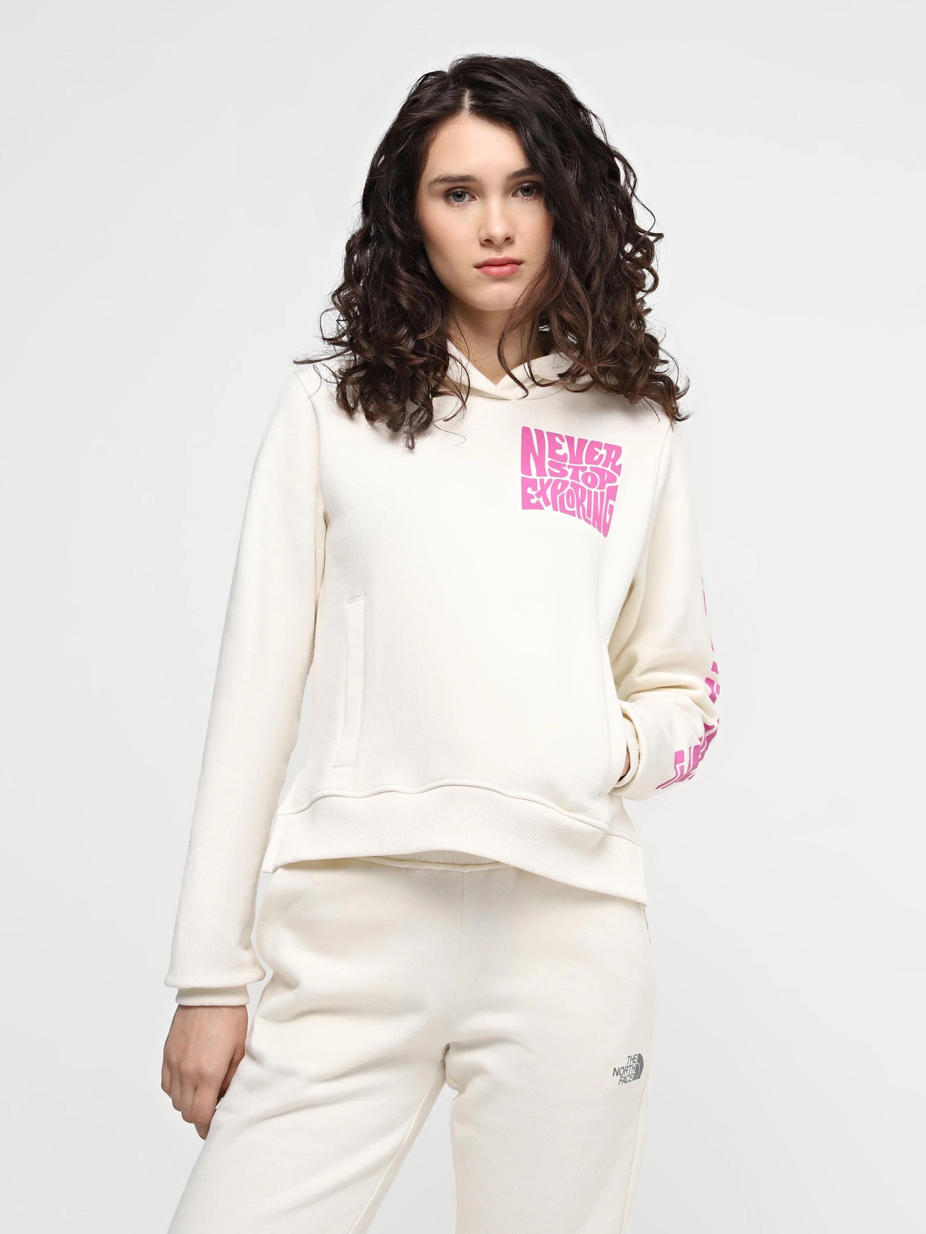 Худи и свитшоты The North Face W Mountain Play Hoodie модель NF0A87EPQLI1 Худи и свитшоты The North Face W Mountain Play Hoodie модель NF0A87EPQLI1 Фото
