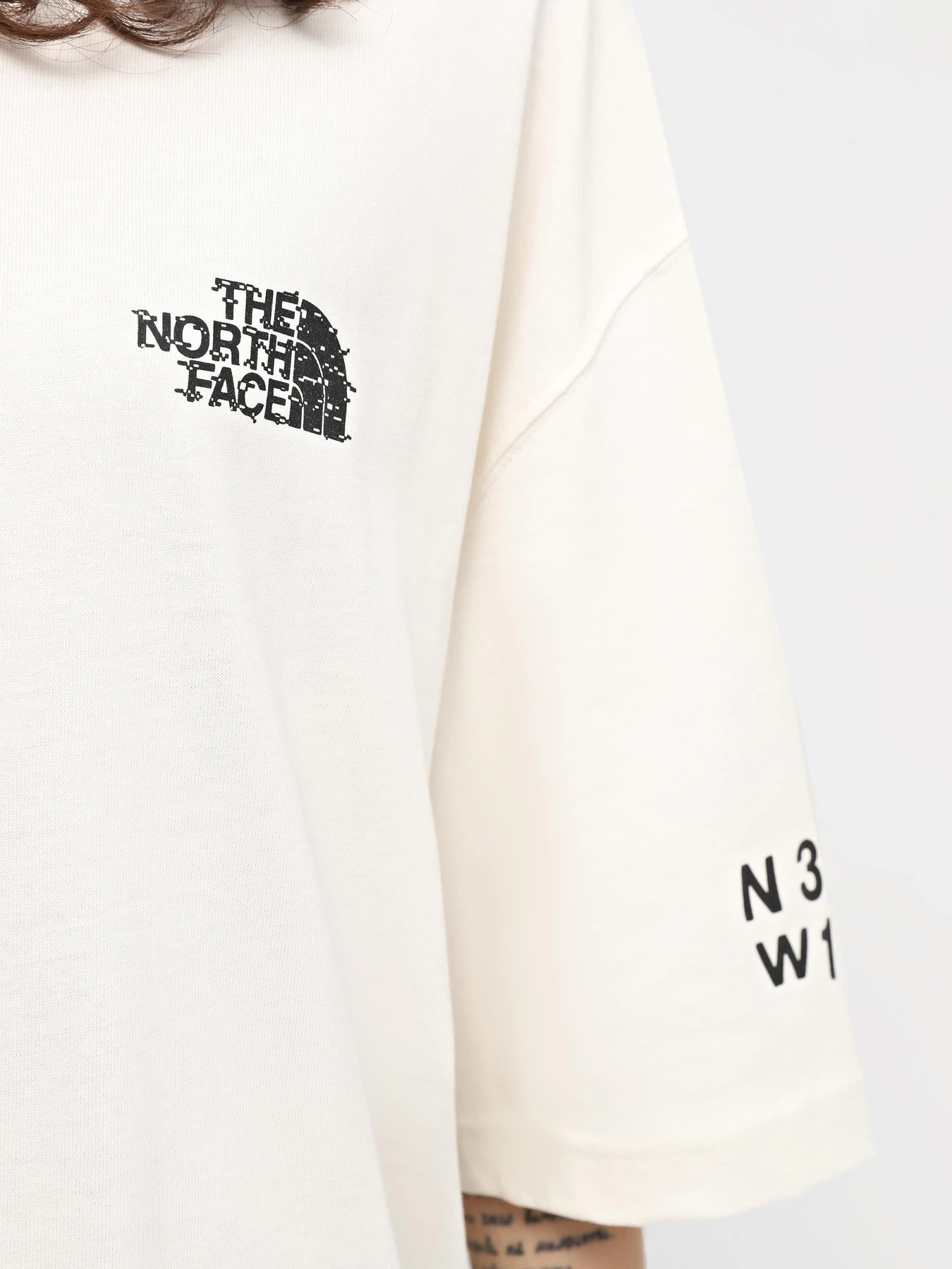 Футболки і поло The North Face U Nse Graphic S/S Tee модель NF0A87F6QLI1 Футболки і поло The North Face U Nse Graphic S/S Tee модель NF0A87F6QLI1 Фото
