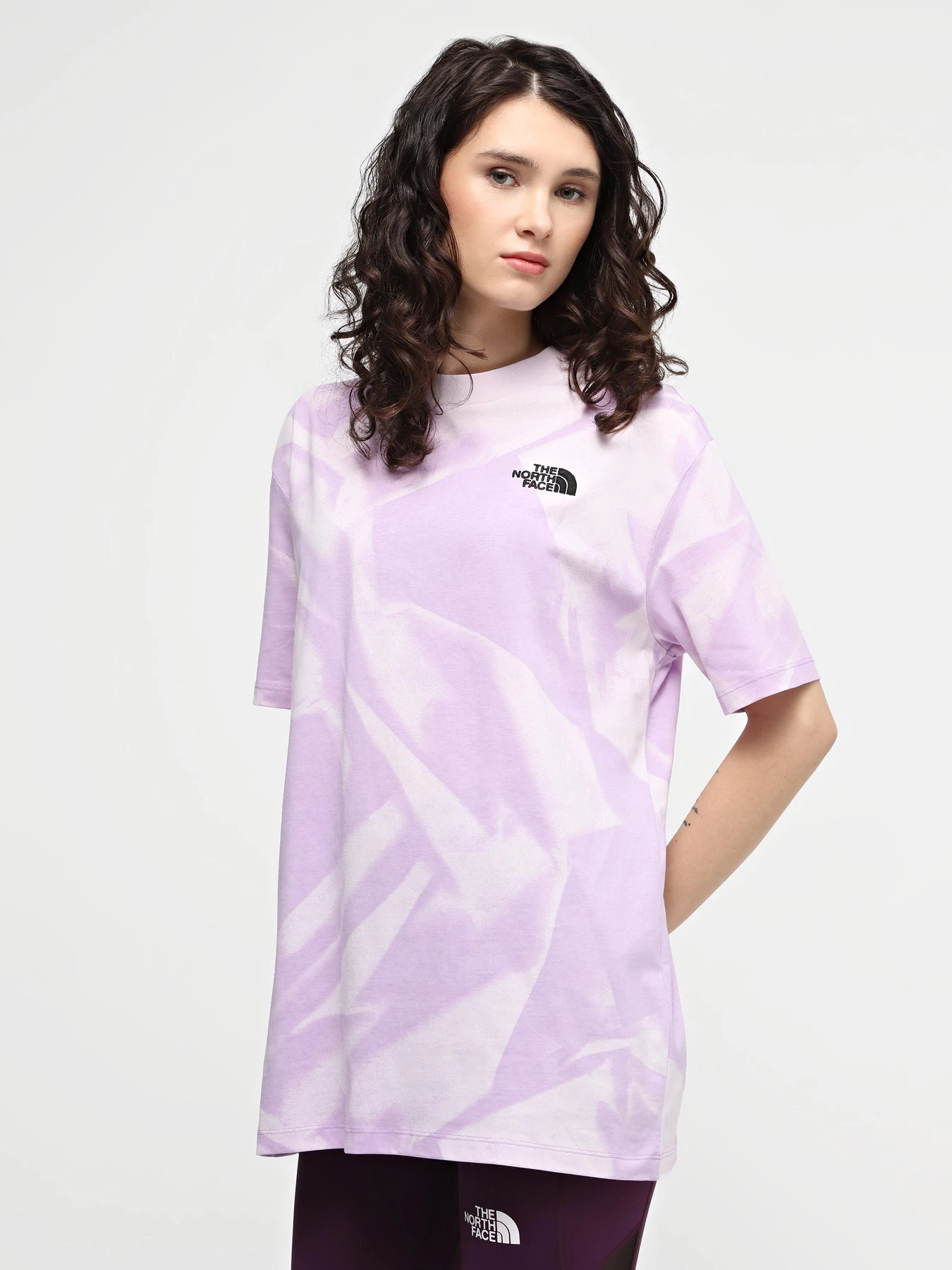 Футболки і поло The North Face W S/S Oversize Simple Dome Tee Print модель NF0A881FUI61 Фото