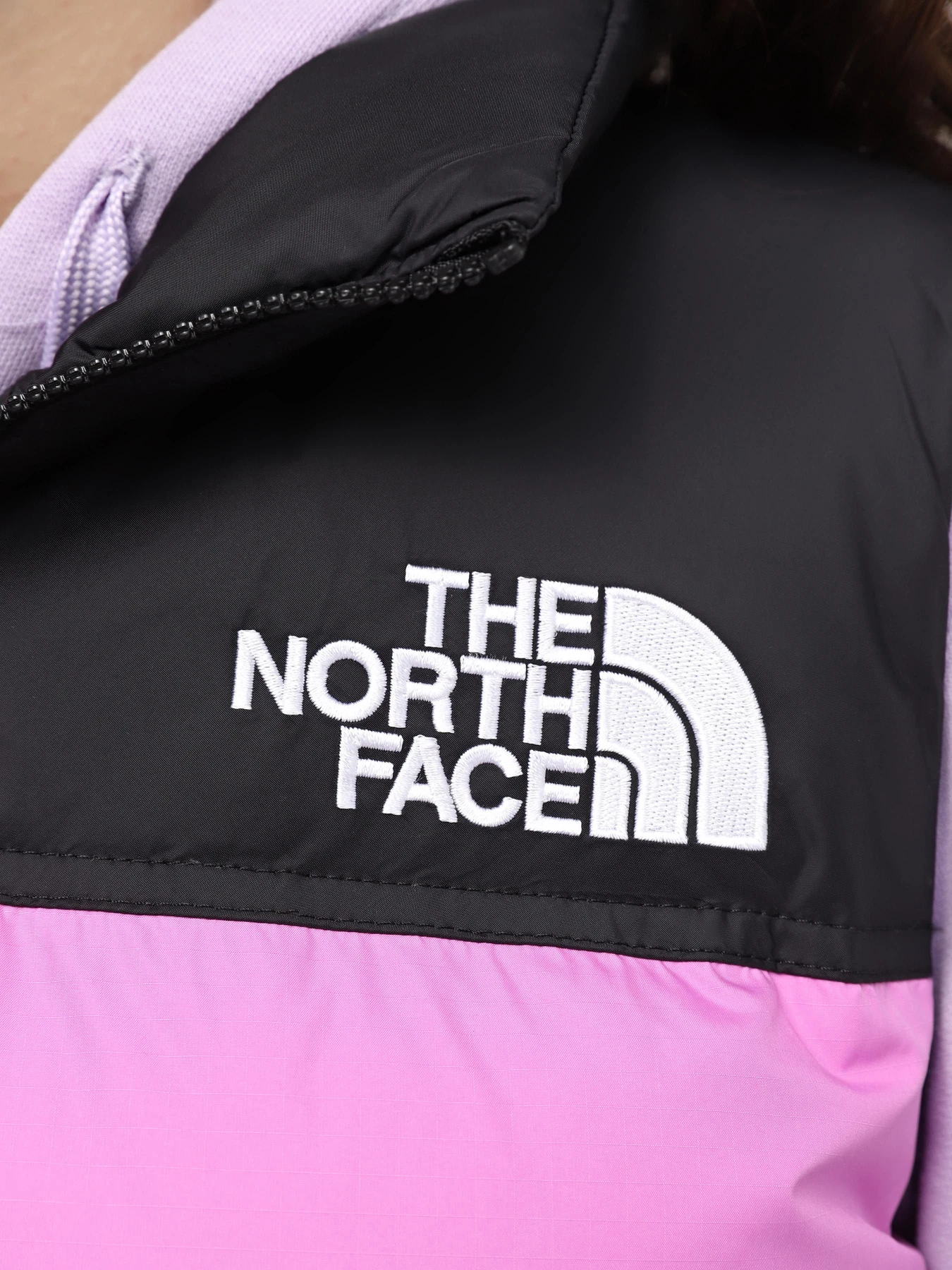 Куртки та дублянки The North Face W 1996 Retro Nuptse Vest модель NF0A3XEPQIX1 Куртки та дублянки The North Face W 1996 Retro Nuptse Vest модель NF0A3XEPQIX1 Фото