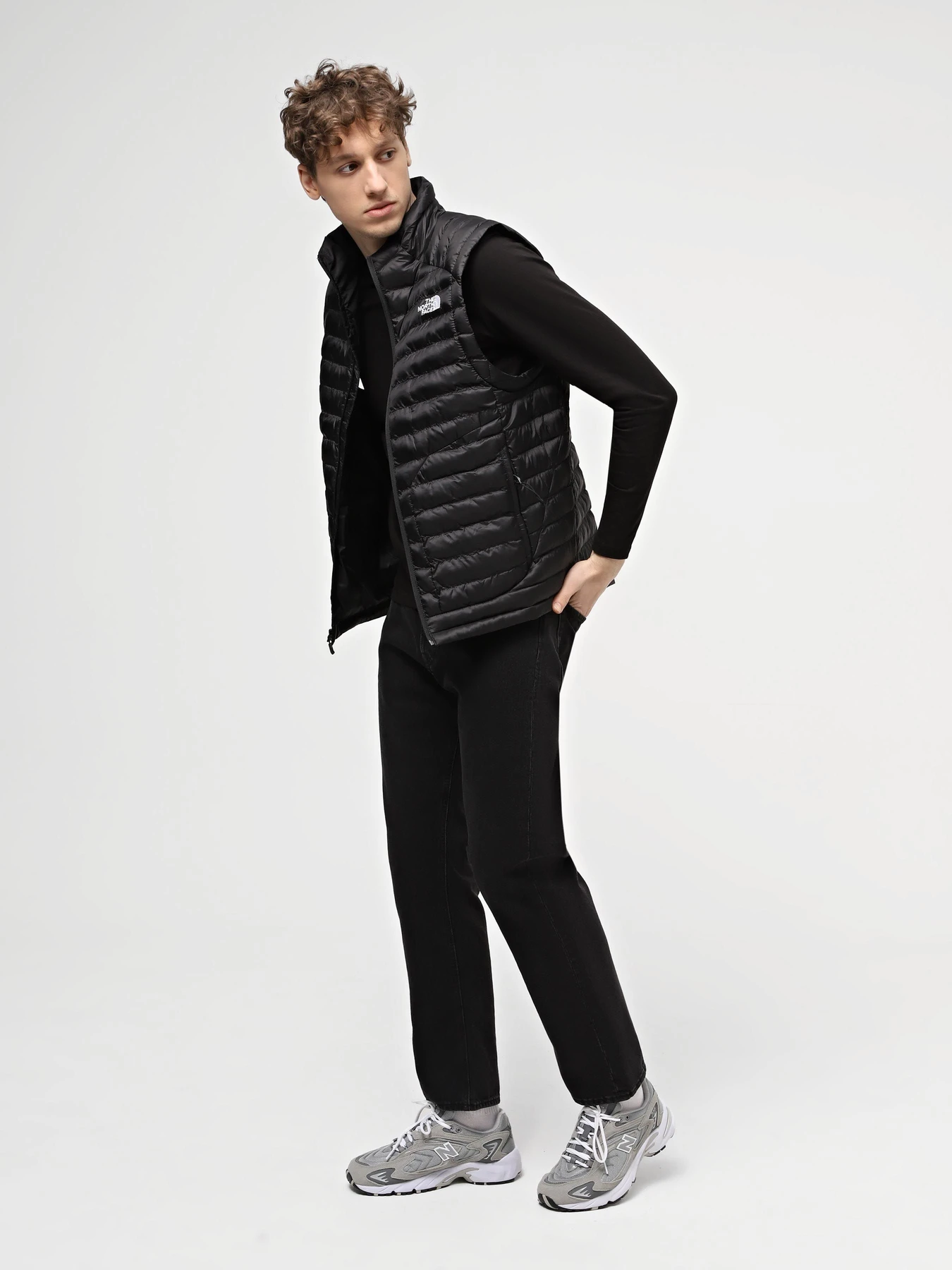 Куртки та дублянки The North Face M Huila Synthetic Vest модель NF0A85AFJK31 Фото