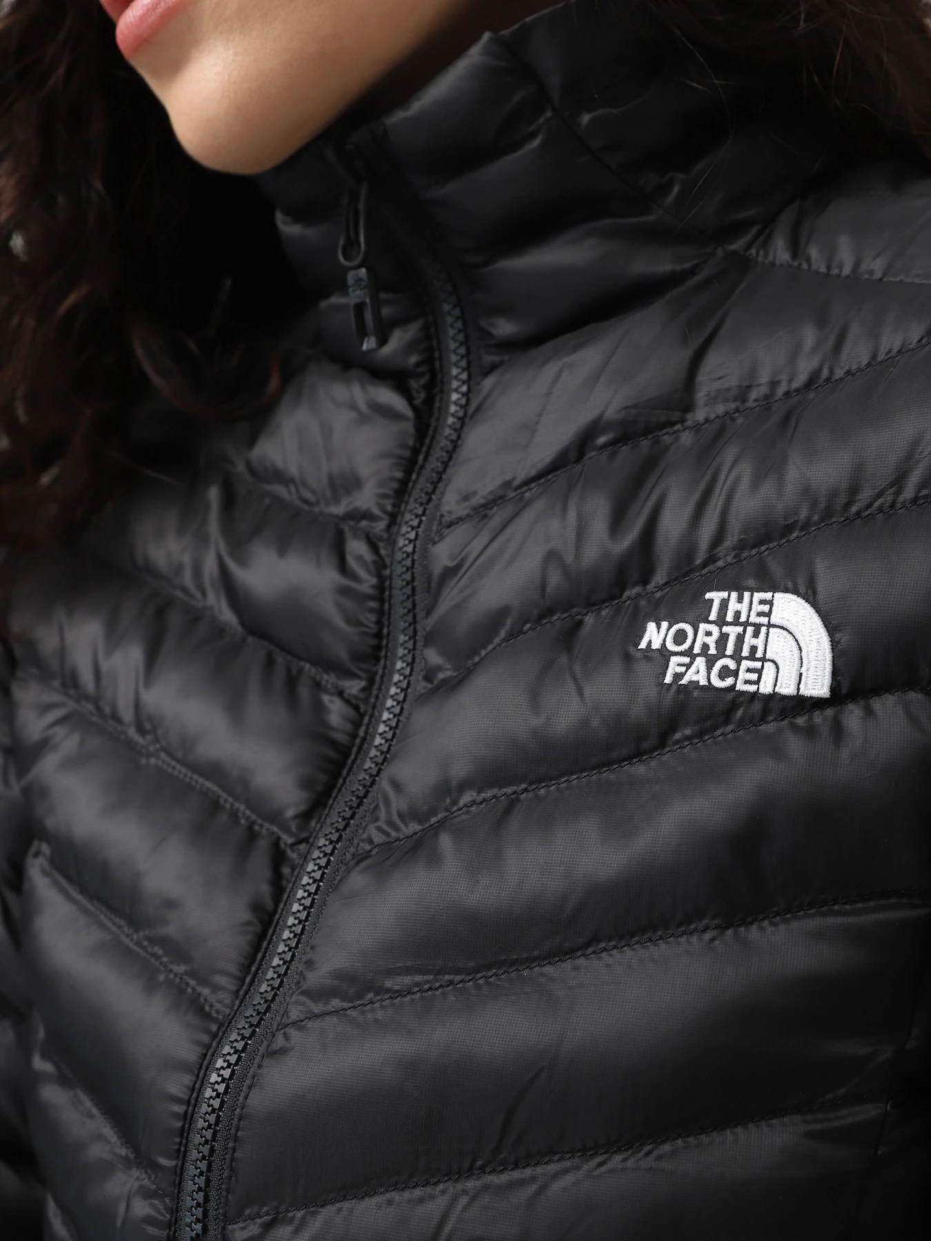 Куртки та дублянки The North Face W Huila Synthetic Jacket модель NF0A85AGJK31 Фото