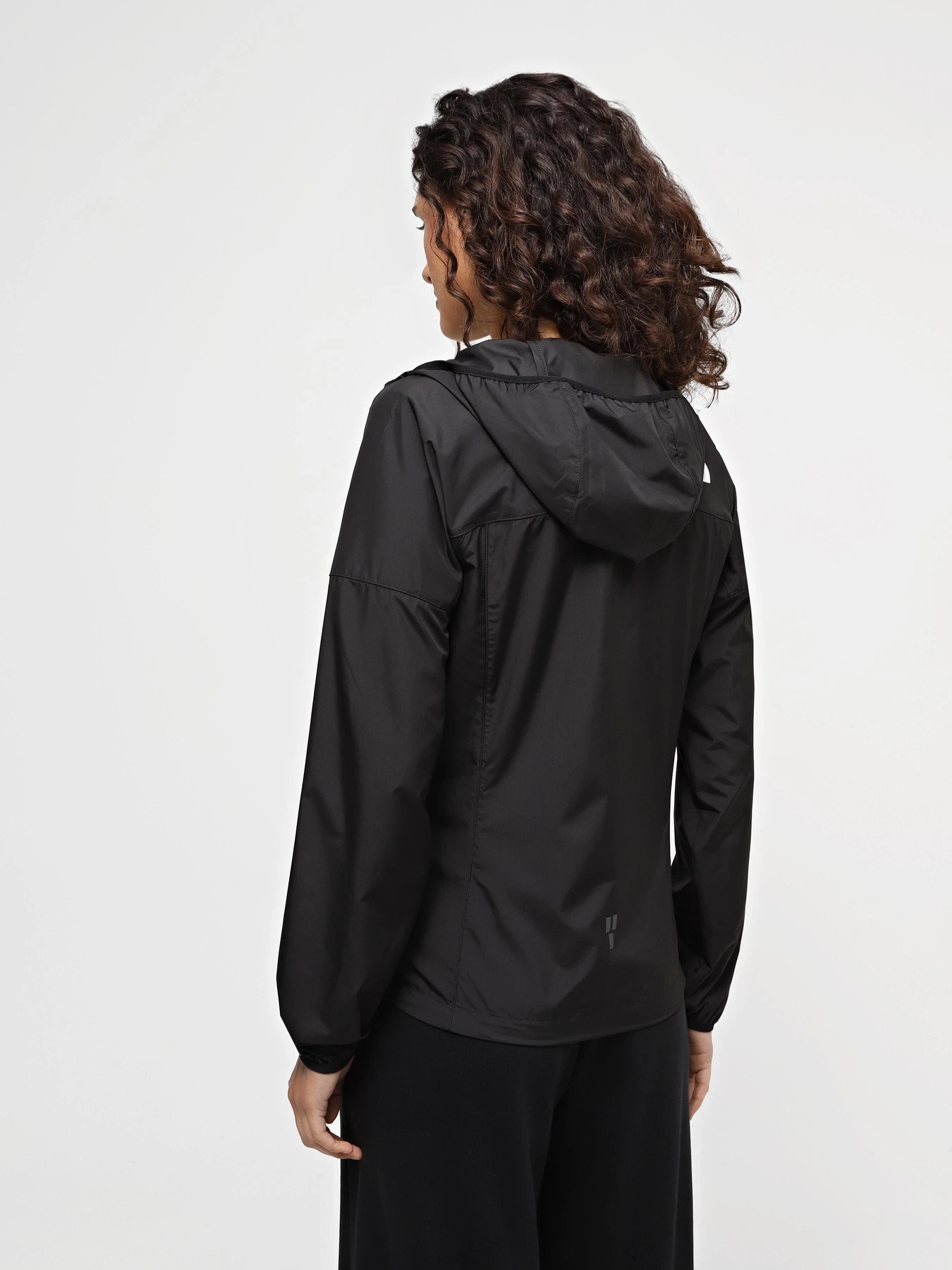 Куртки и дубленки The North Face W Higher Run Wind Jacket модель NF0A8720JK31 Фото