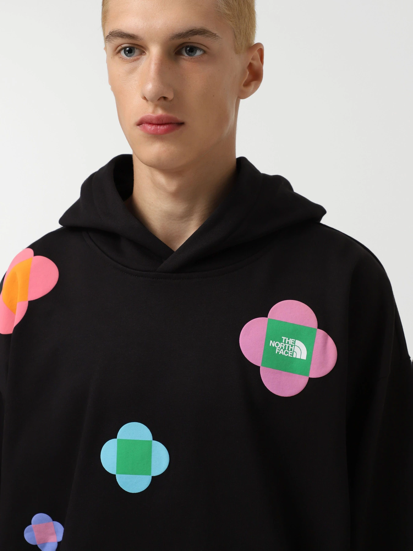 Худі та світшоти The North Face x Yinka Ilori Let's Blossom Together Graphic модель NF0A89C4JK31 Фото
