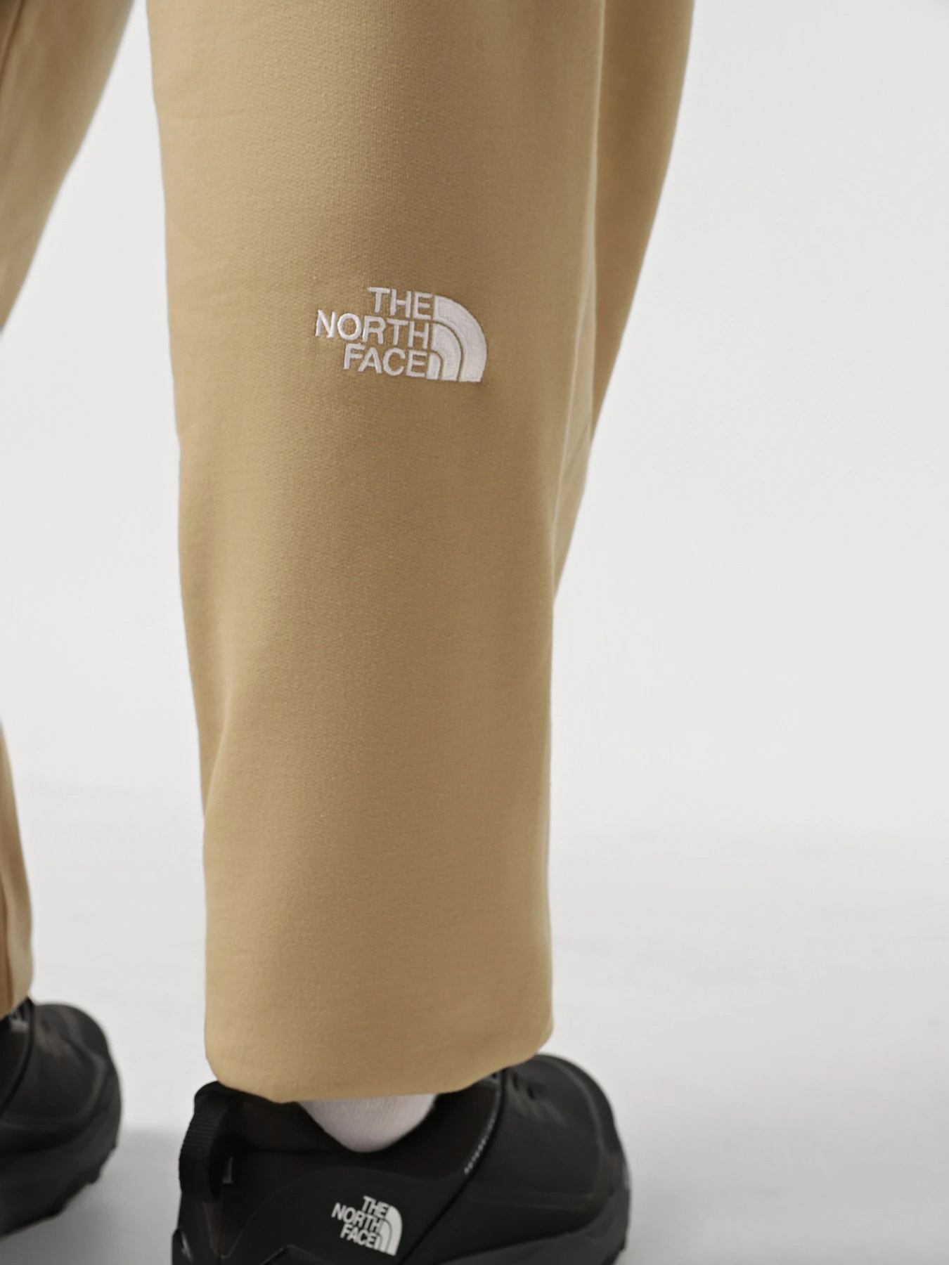 Брюки The North Face Essential модель NF0A8A6JLK51 Брюки The North Face Essential модель NF0A8A6JLK51 Фото