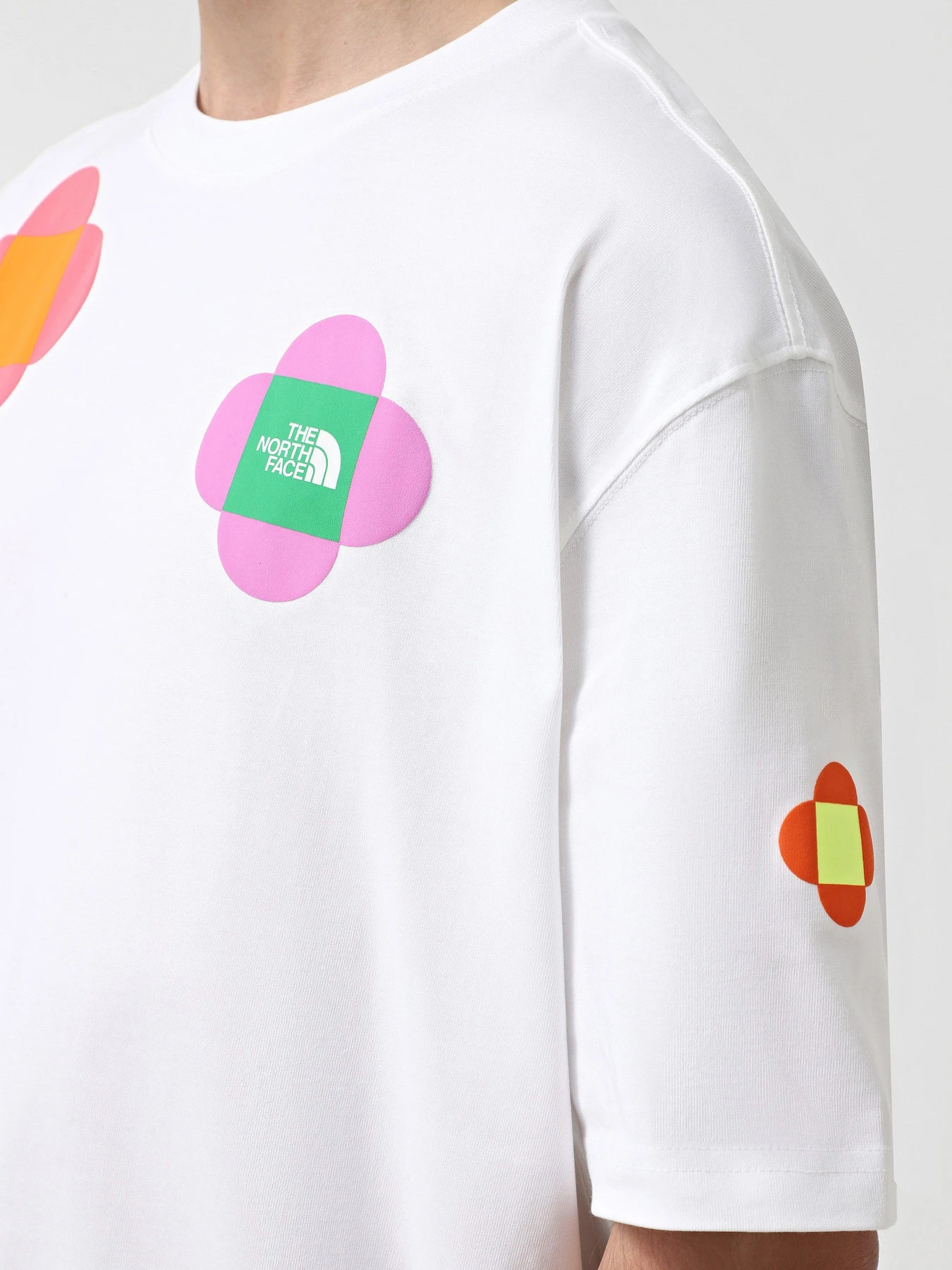 Футболки и поло The North Face x Yinka Ilori Let's Blossom Together Graphic модель NF0A8AMCFN41 Футболки и поло The North Face x Yinka Ilori Let's Blossom Together Graphic модель NF0A8AMCFN41 Фото