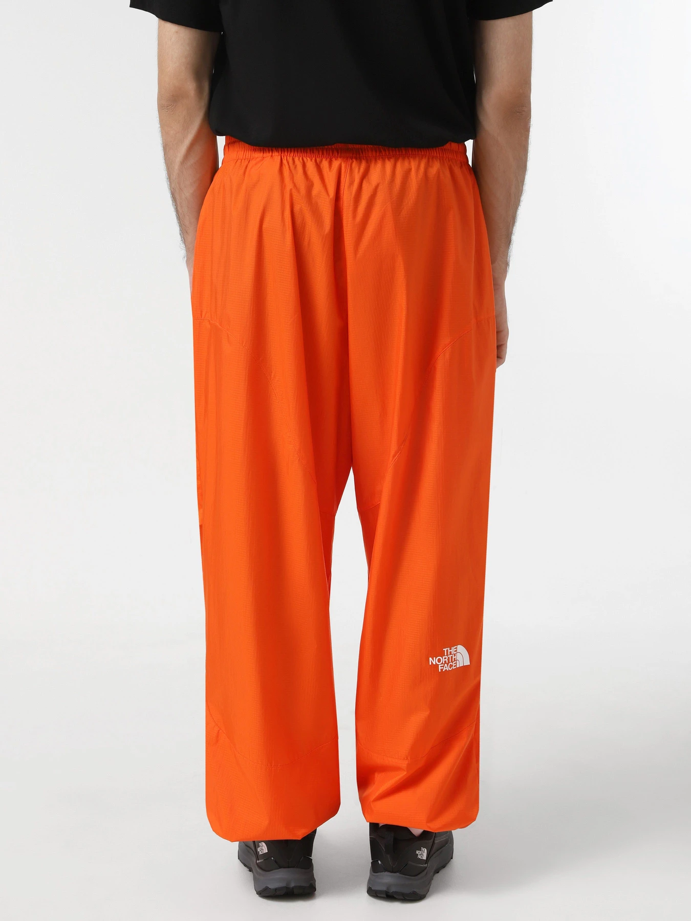 Штани The North Face x Yinka Ilori Windshell модель NF0A89GPA6M1 Штани The North Face x Yinka Ilori Windshell модель NF0A89GPA6M1 Фото