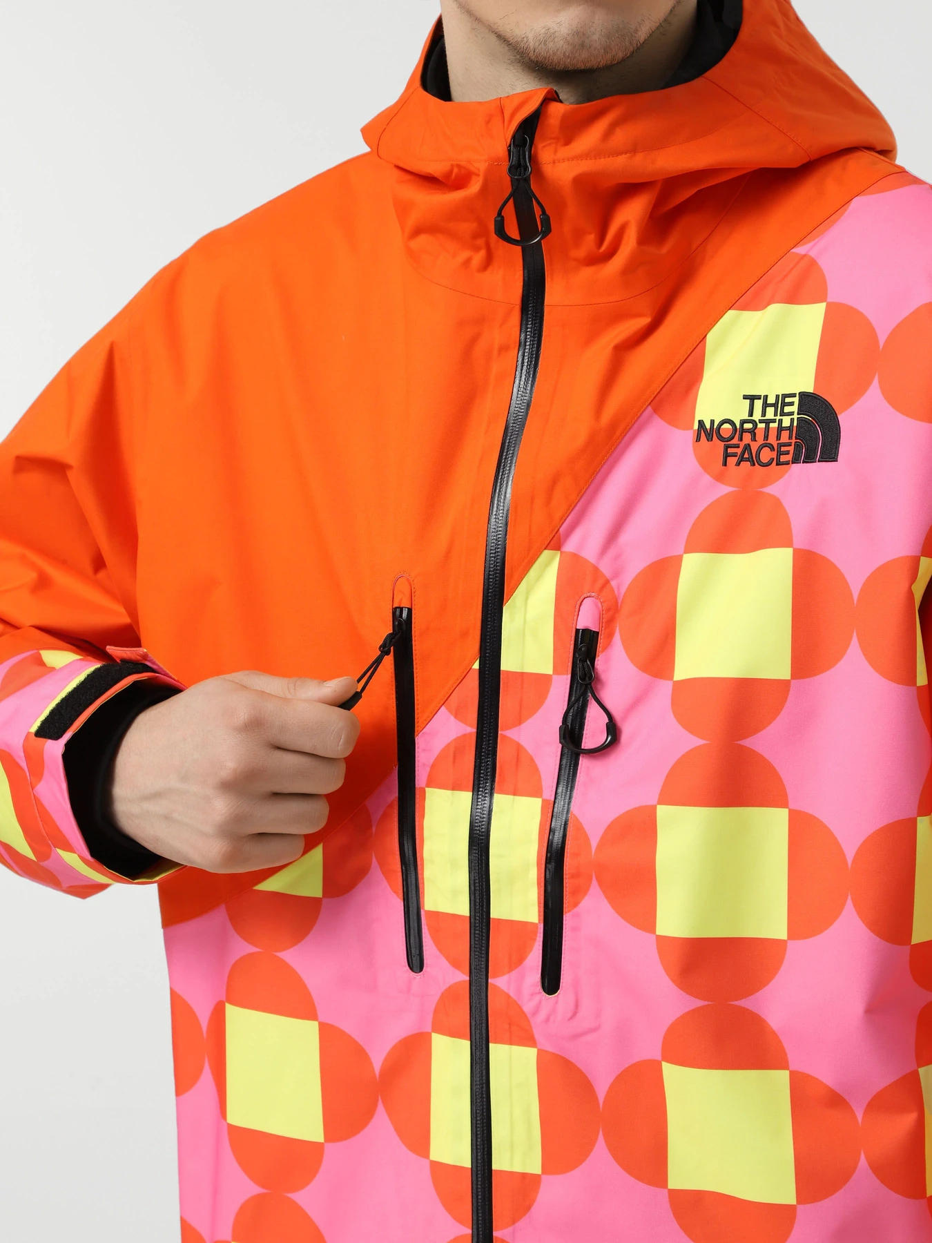 Куртки та дублянки The North Face x Yinka Ilori 2L Rainshell модель NF0A89U97EI1 Фото