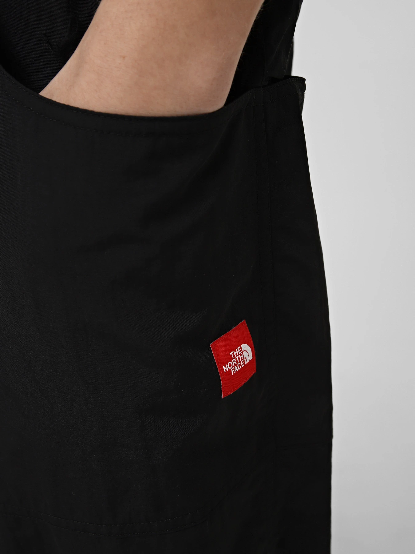 Брюки The North Face M TNF RED BOX NYLON BELTED PAN модель NF0A8FHFJK31 Брюки The North Face M TNF RED BOX NYLON BELTED PAN модель NF0A8FHFJK31 Фото