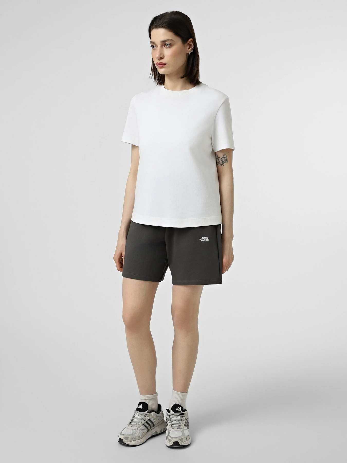 Шорты The North Face W ESSENTIAL LIGHT RELAXED SHOR модель NF0A8GQYRHI1 Шорты The North Face W ESSENTIAL LIGHT RELAXED SHOR модель NF0A8GQYRHI1 Фото
