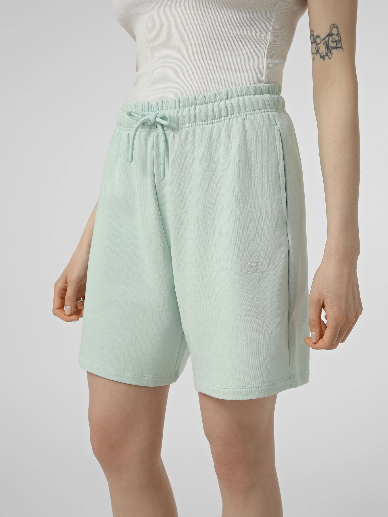 Шорты The North Face W ESSENTIAL LIGHT RELAXED SHOR модель NF0A8GQYG701 Шорты The North Face W ESSENTIAL LIGHT RELAXED SHOR модель NF0A8GQYG701 Фото