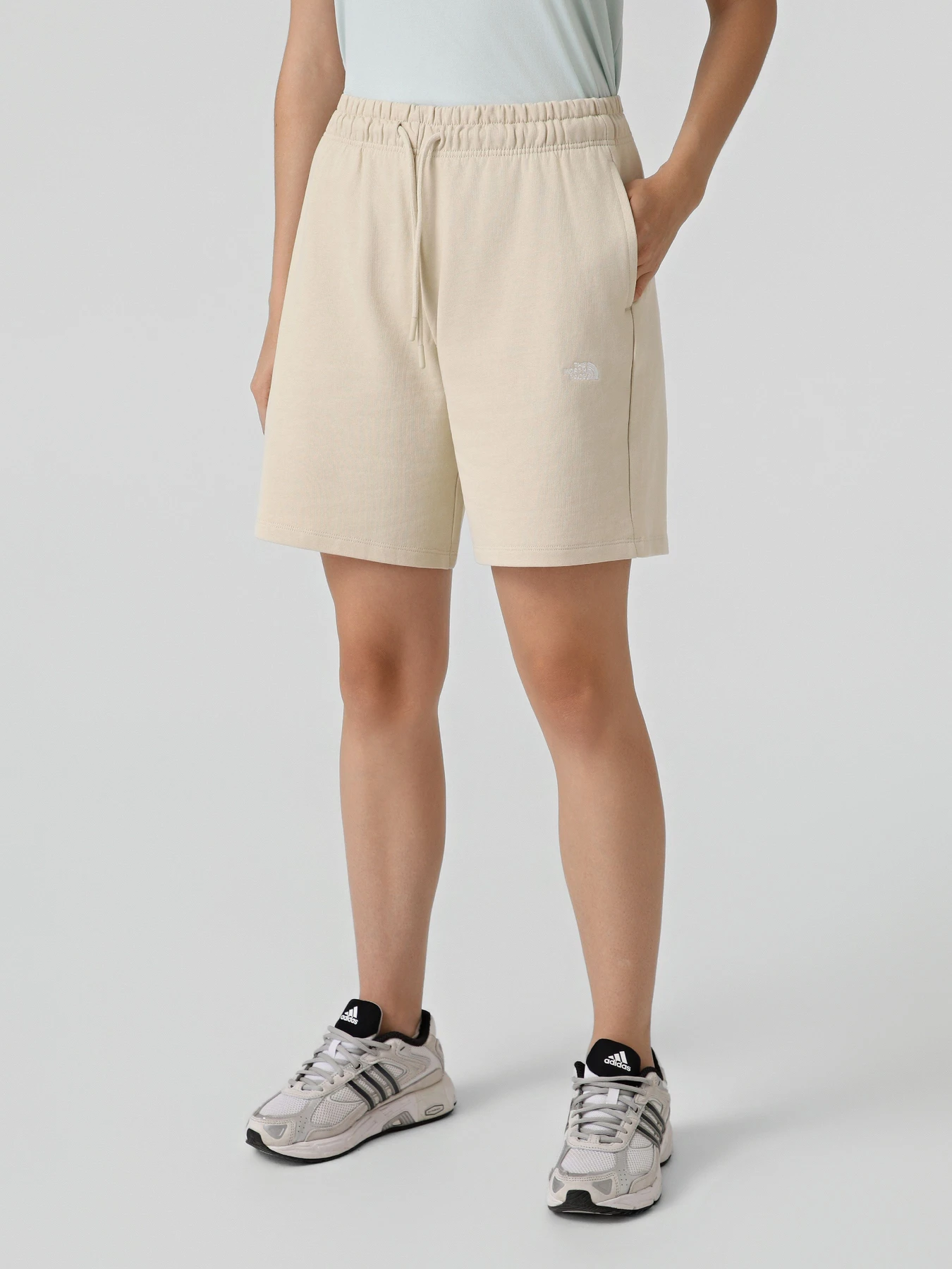 Шорти The North Face W ESSENTIAL LIGHT RELAXED SHOR модель NF0A8GQYDOM1 Фото