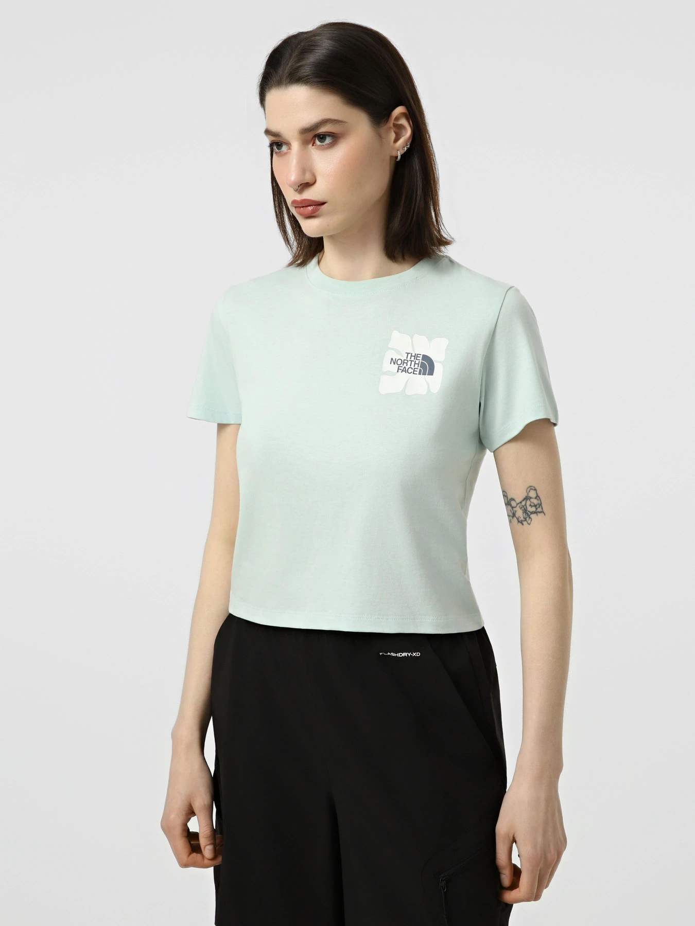 Футболки и поло The North Face W SUN REGULAR SHORT SLEEVE CUT модель NF0A8GQSG701 Футболки и поло The North Face W SUN REGULAR SHORT SLEEVE CUT модель NF0A8GQSG701 Фото