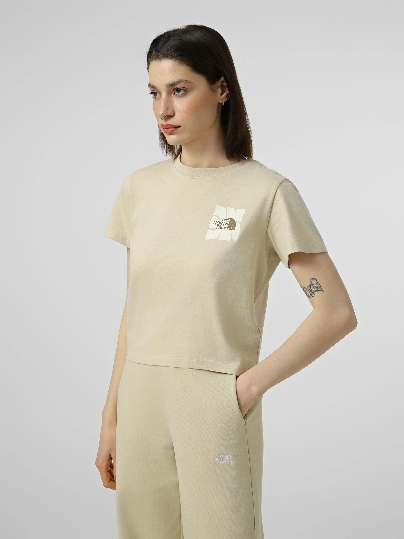 Футболки і поло The North Face W SUN REGULAR SHORT SLEEVE CUT модель NF0A8GQSDOM1 Футболки і поло The North Face W SUN REGULAR SHORT SLEEVE CUT модель NF0A8GQSDOM1 Фото