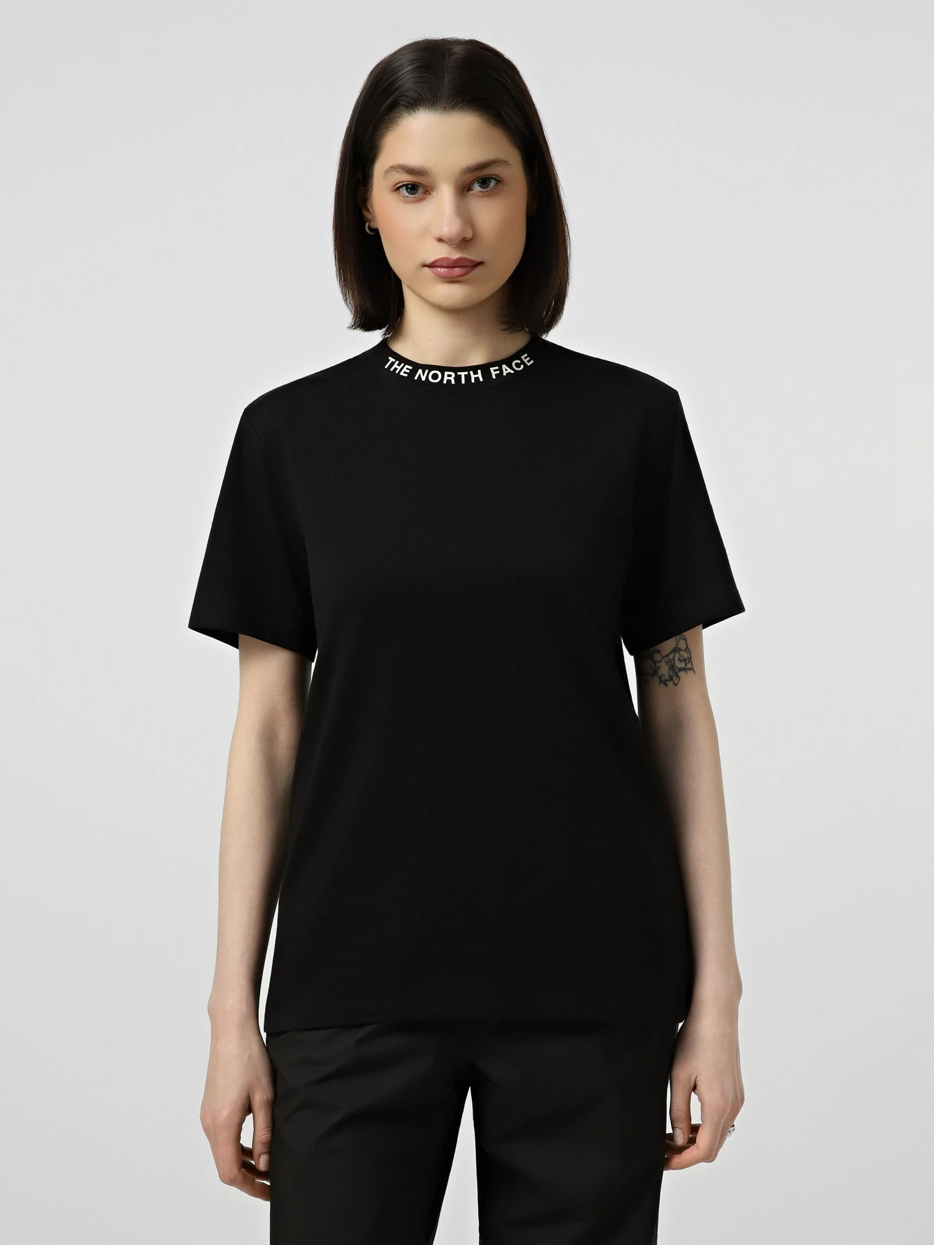 Футболки і поло The North Face W ZUMU RELAXED SHORT SLEEVE TE модель NF0A8GUSJK31 Фото