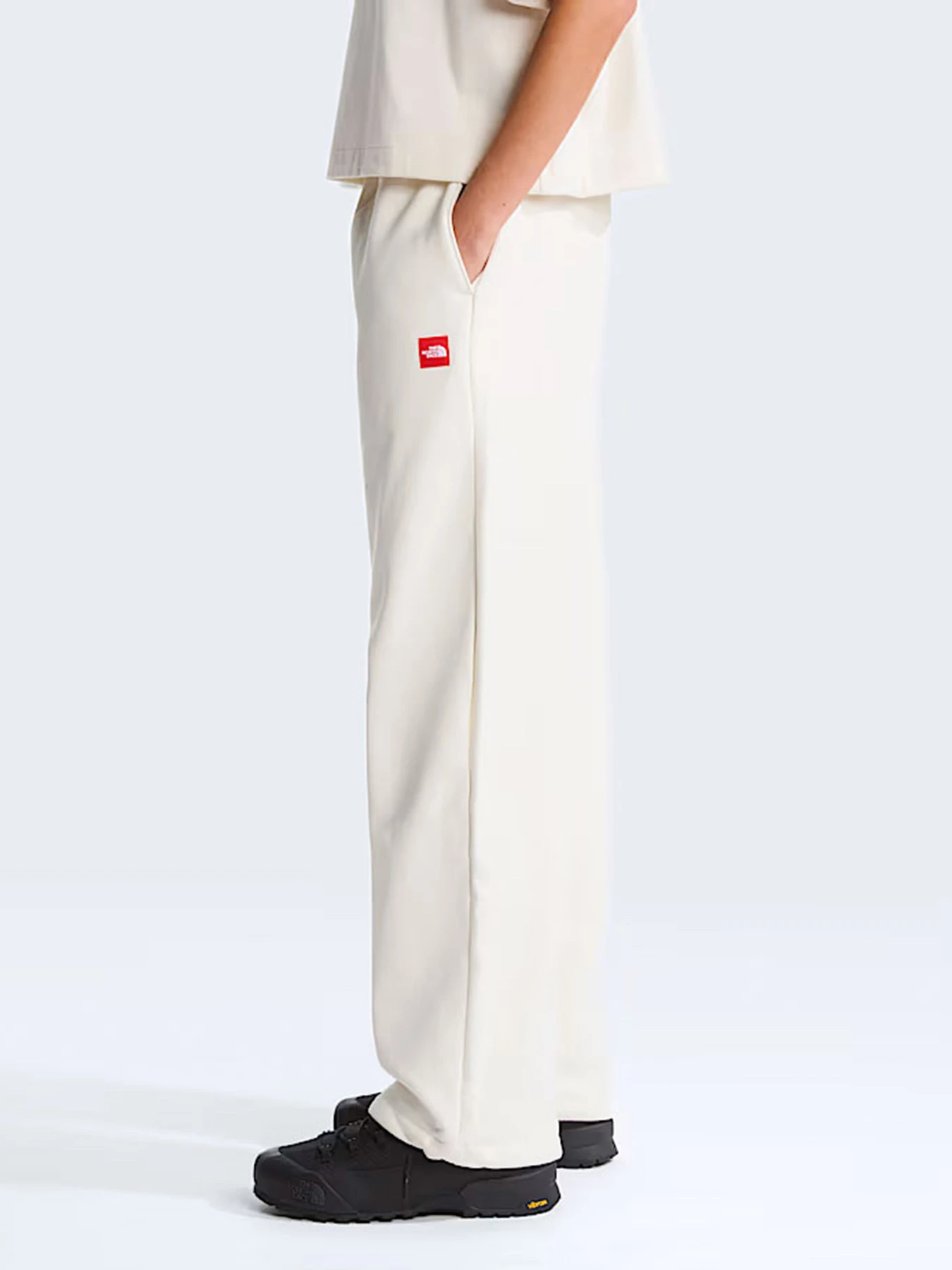 Штани The North Face W TNF RED BOX SWEATPANTS модель NF0A8EG2QLI1 Штани The North Face W TNF RED BOX SWEATPANTS модель NF0A8EG2QLI1 Фото