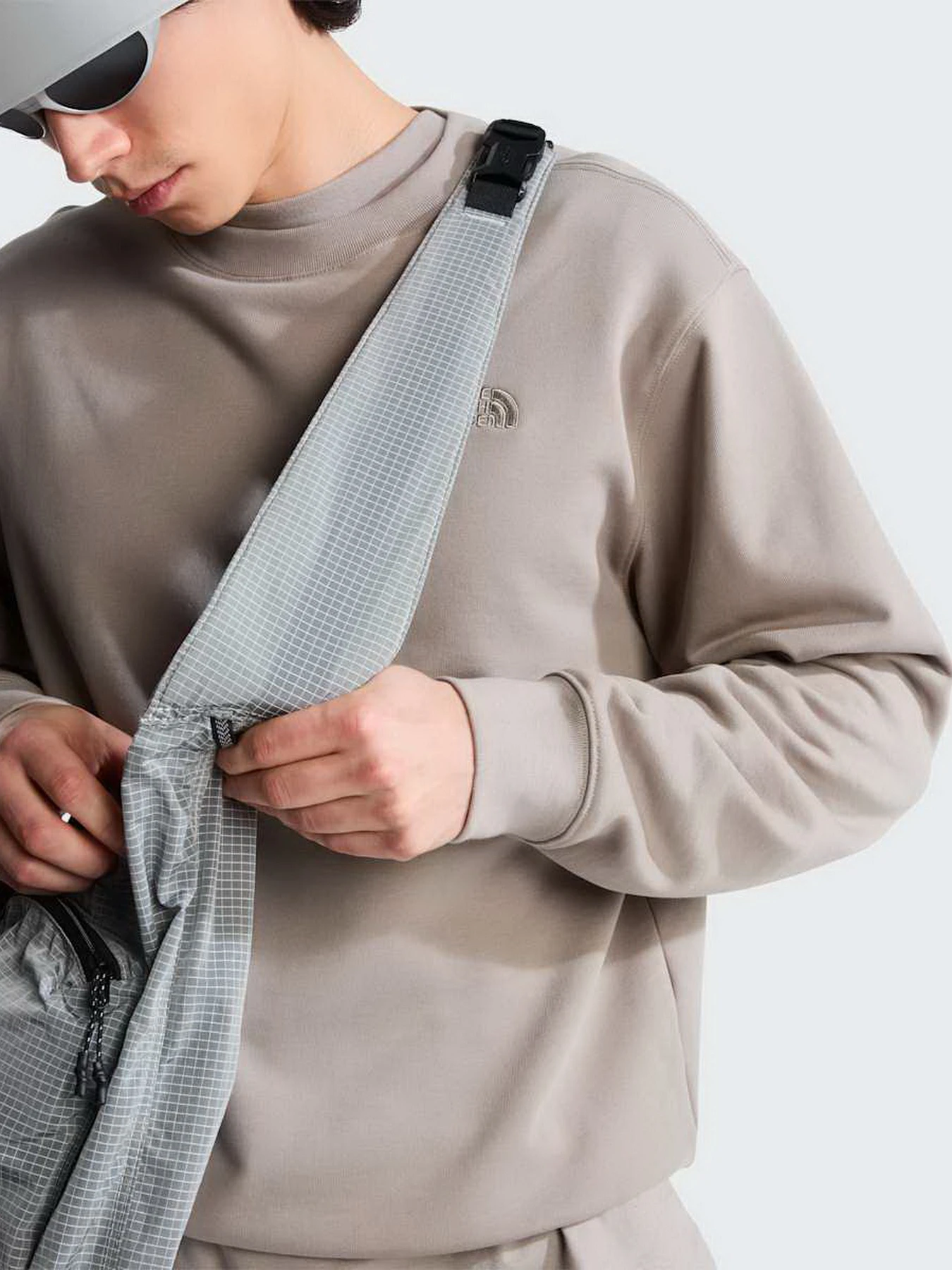Худи и свитшоты The North Face M TNF ESSENTIAL TERRY SIMPLE D модель NF0A8FXA2MB1 Фото