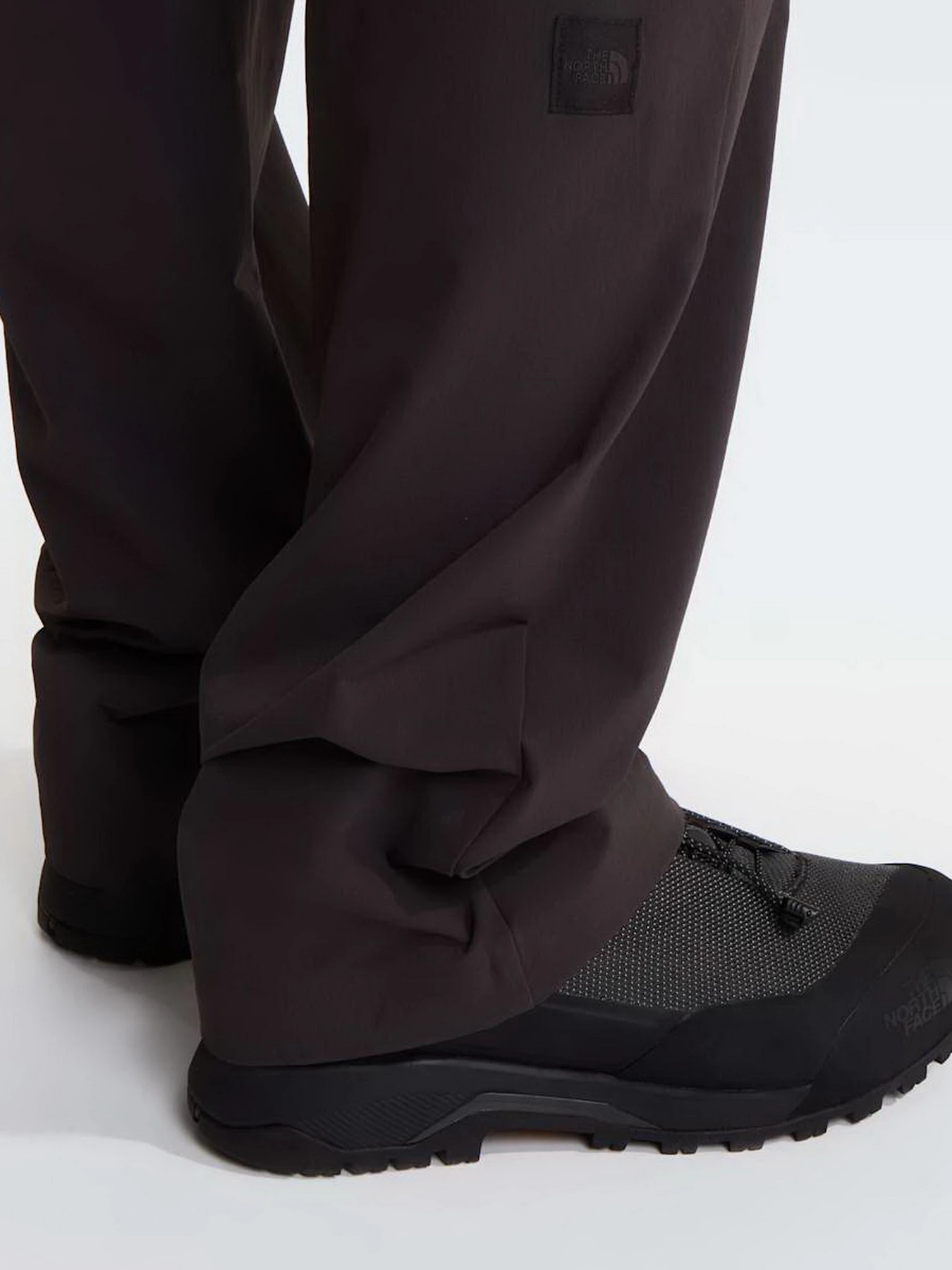 Брюки The North Face M TNF BLACK BOX TECH WOVEN PAN модель NF0A8H9MNO11 Фото