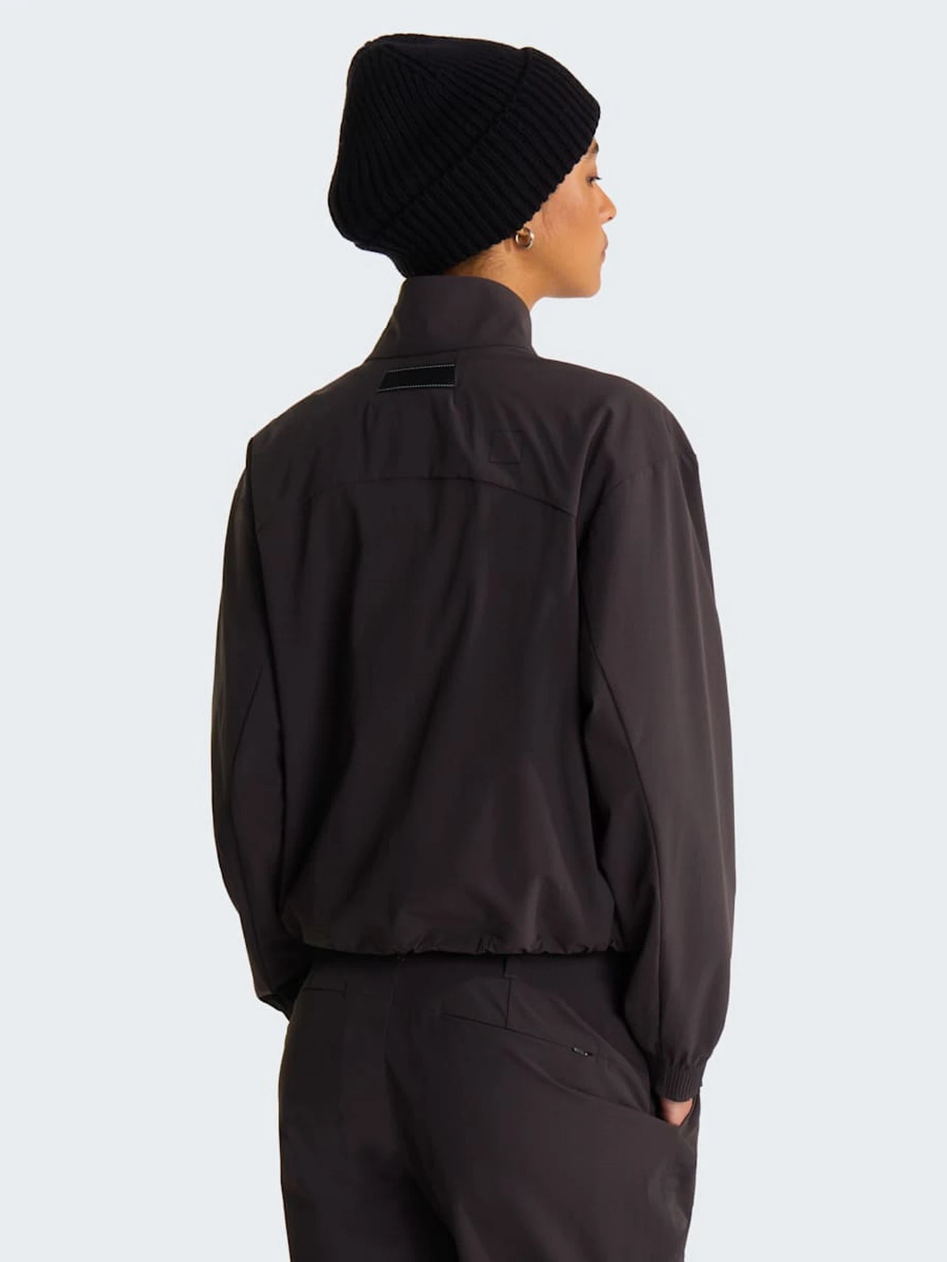 Куртки та дублянки The North Face W TNF BLACK BOX TECH WOVEN JAC модель NF0A8H9NNO11 Фото