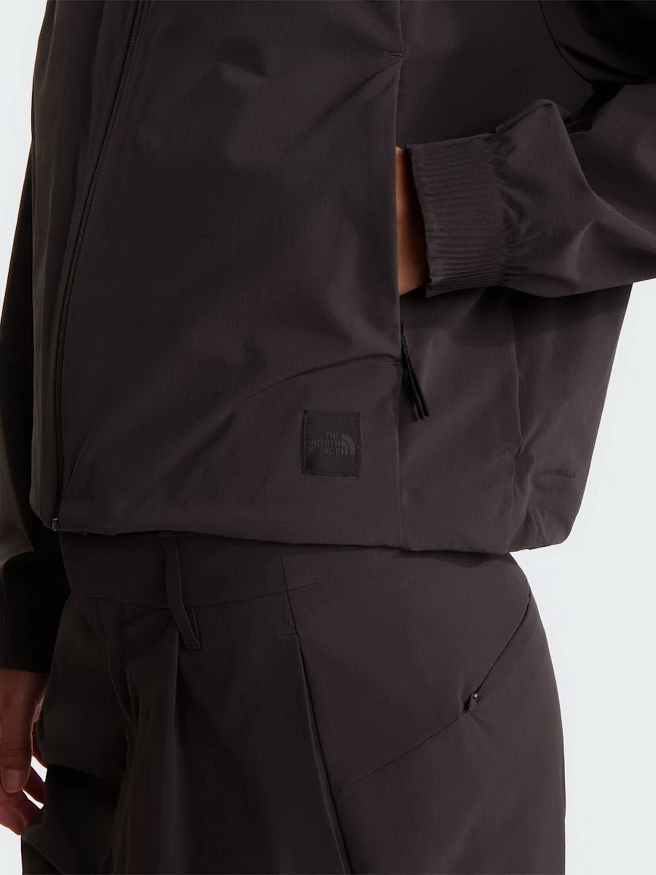 Куртки та дублянки The North Face W TNF BLACK BOX TECH WOVEN JAC модель NF0A8H9NNO11 Фото