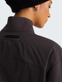 Куртки та дублянки The North Face W TNF BLACK BOX TECH WOVEN JAC модель NF0A8H9NNO11 Фото