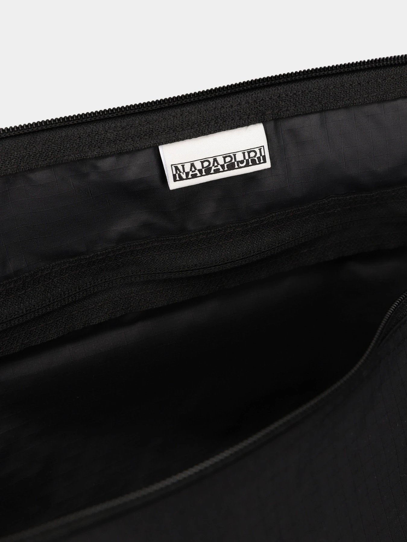 Дорожные сумки и чемоданы Napapijri Sports Logo модель NP0A4FYI0411 Дорожные сумки и чемоданы Napapijri Sports Logo модель NP0A4FYI0411 Фото