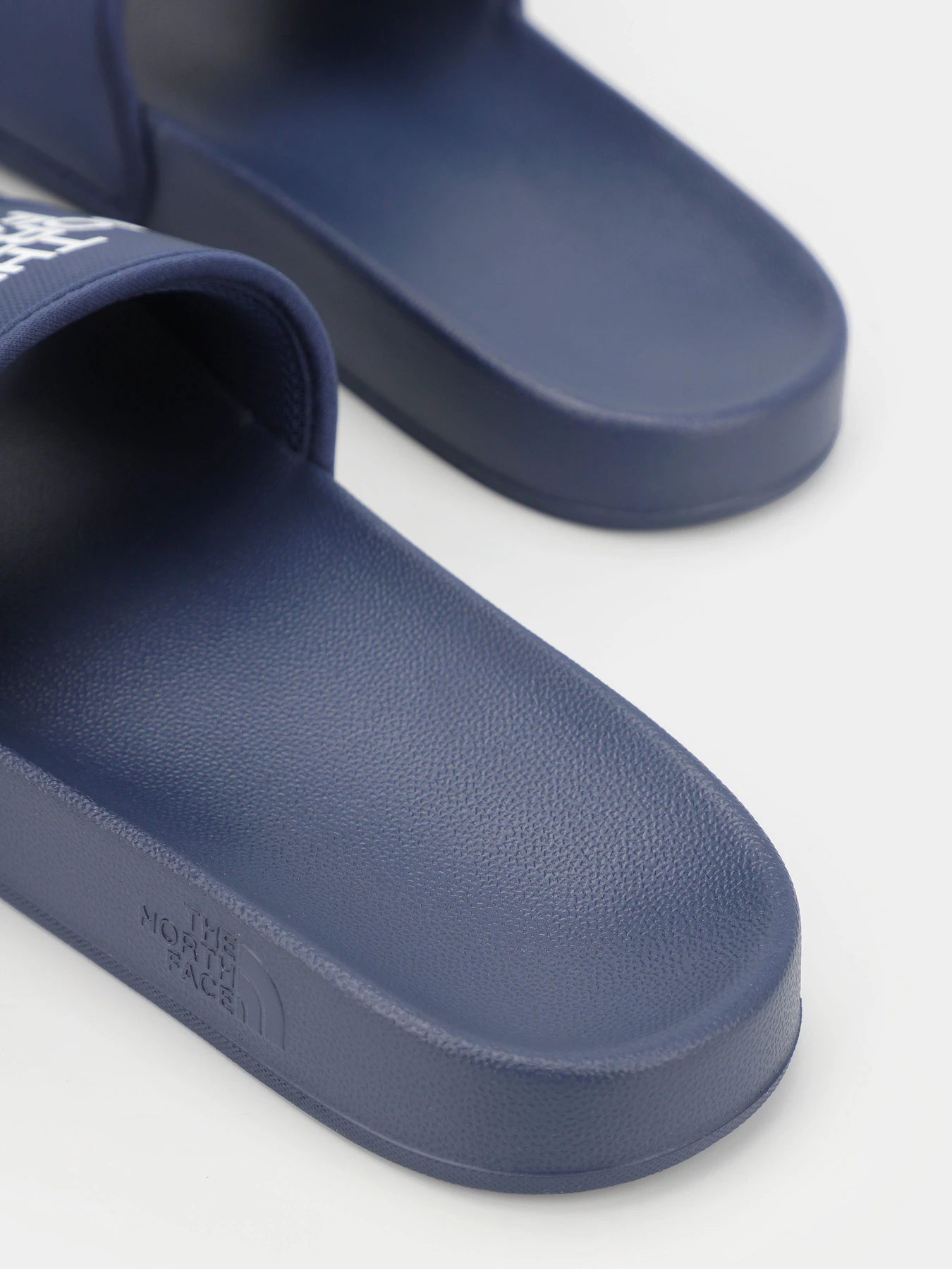 Шлёпанцы The North Face Base Camp Slide III модель NF0A4T2RI851 Шлёпанцы The North Face Base Camp Slide III модель NF0A4T2RI851 Фото