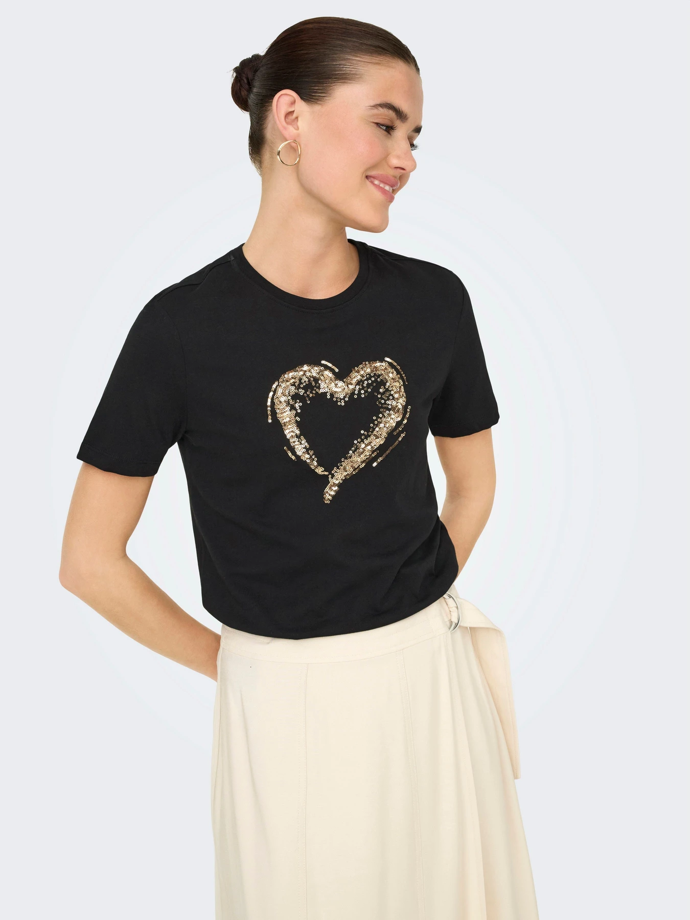 Футболки и поло Only MARCY S/S BOX TOP модель 15357554_Black W. sequins heart Фото