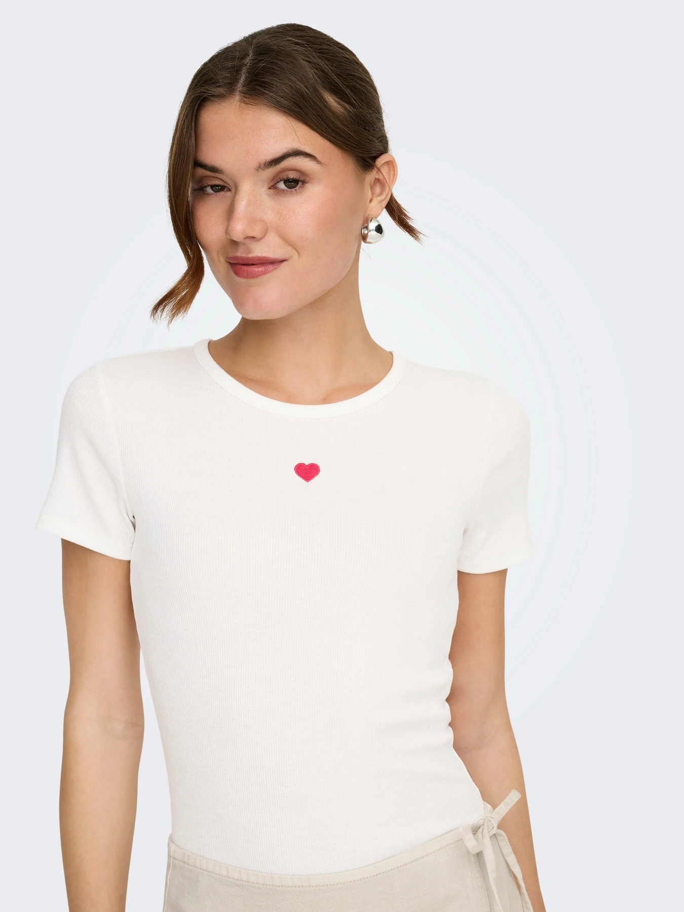 Футболки и поло Only ELVA JUNE EMB S/S TEE JRS модель 15342939_Cloud Dancer RED HEART Фото