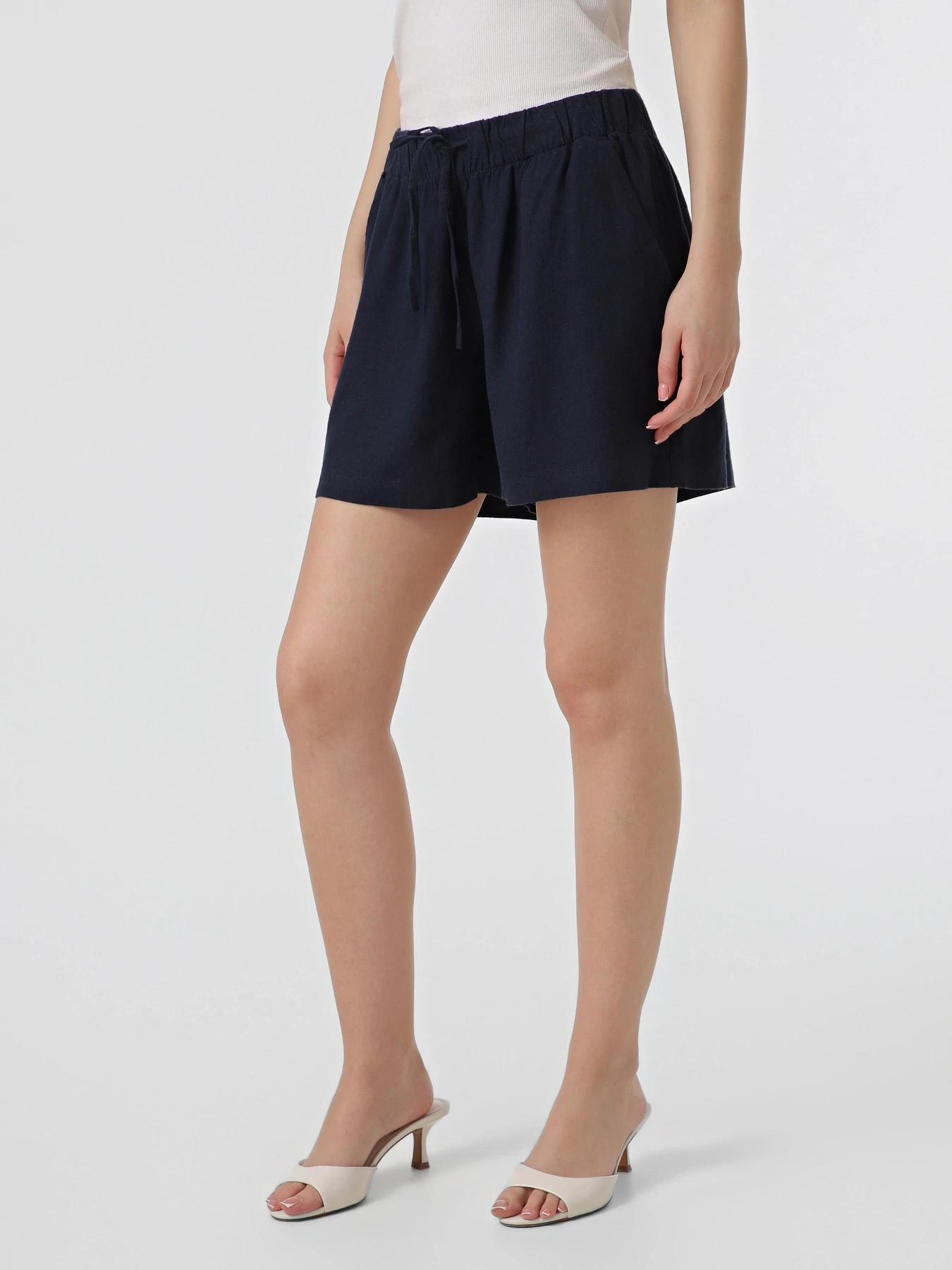 Шорты Only GOA MW LIN BL PULL-UP SHORTS модель 15371421_Navy Blazer Шорты Only GOA MW LIN BL PULL-UP SHORTS модель 15371421_Navy Blazer Фото