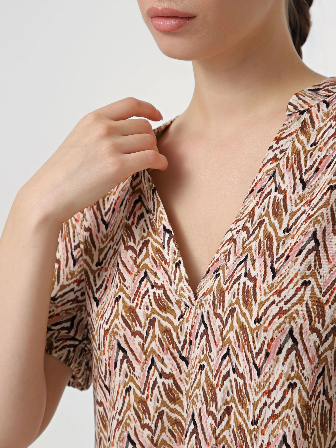Платья Only NOVA LIFE VIS S/S THEA DRESS модель 15222215_Dull Gold 716 Abstract zig Фото