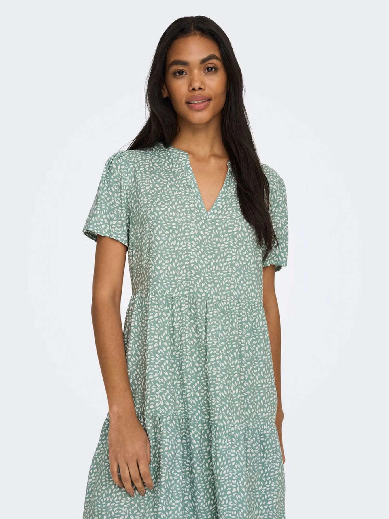 Сукні Only ZALLY LIFE S/S THEA DRESS модель 15262674_Chinois Green White leafs Сукні Only ZALLY LIFE S/S THEA DRESS модель 15262674_Chinois Green White leafs Фото