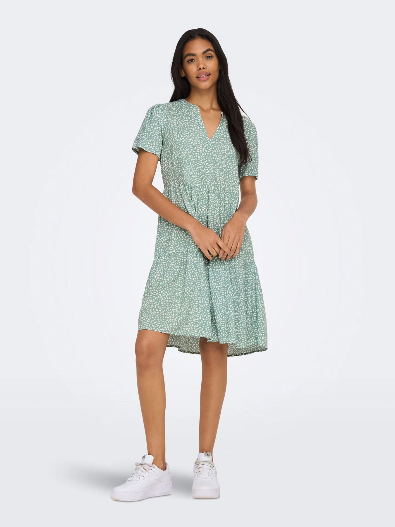 Сукні Only ZALLY LIFE S/S THEA DRESS модель 15262674_Chinois Green White leafs Сукні Only ZALLY LIFE S/S THEA DRESS модель 15262674_Chinois Green White leafs Фото