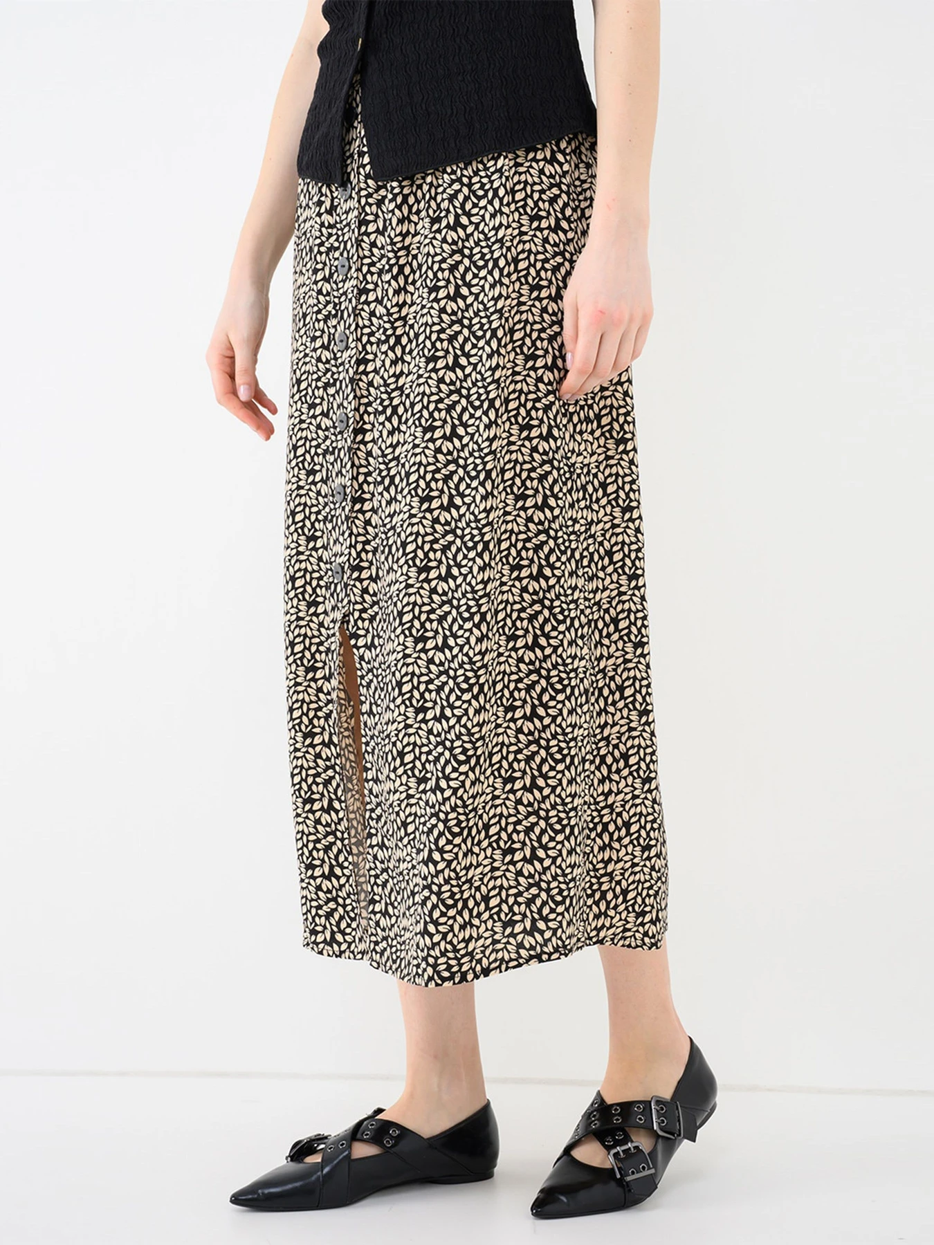 Юбки Only NOVA LIFE VIS BUTTON SKIRT модель 15222223_Black 724 Coffee leaf Юбки Only NOVA LIFE VIS BUTTON SKIRT модель 15222223_Black 724 Coffee leaf Фото