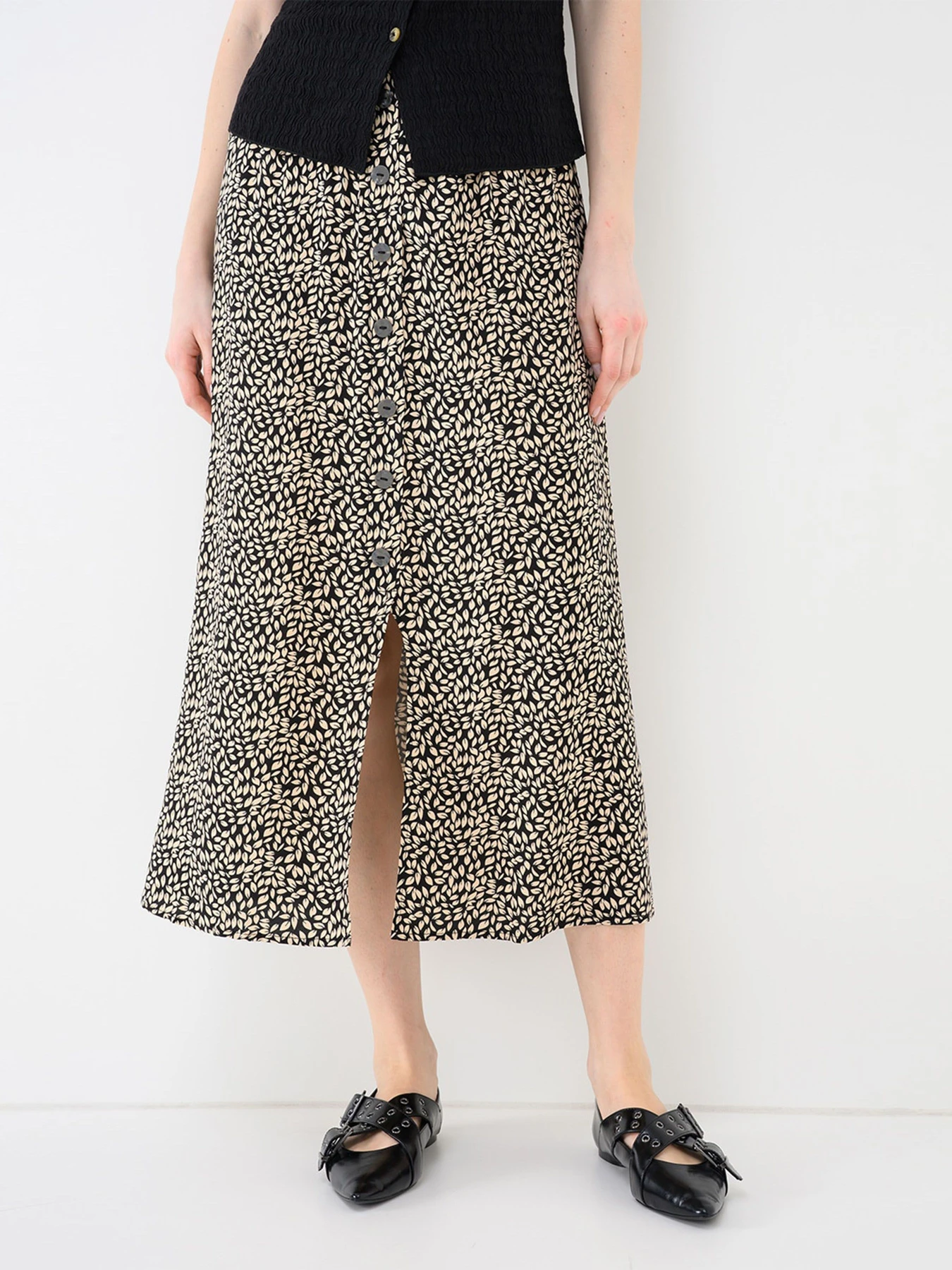 Юбки Only NOVA LIFE VIS BUTTON SKIRT модель 15222223_Black 724 Coffee leaf Юбки Only NOVA LIFE VIS BUTTON SKIRT модель 15222223_Black 724 Coffee leaf Фото