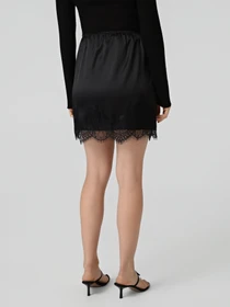 Юбки Only BELLA SHORT SATIN LACE SKIRT модель 15383475_Black DTM LACE Фото