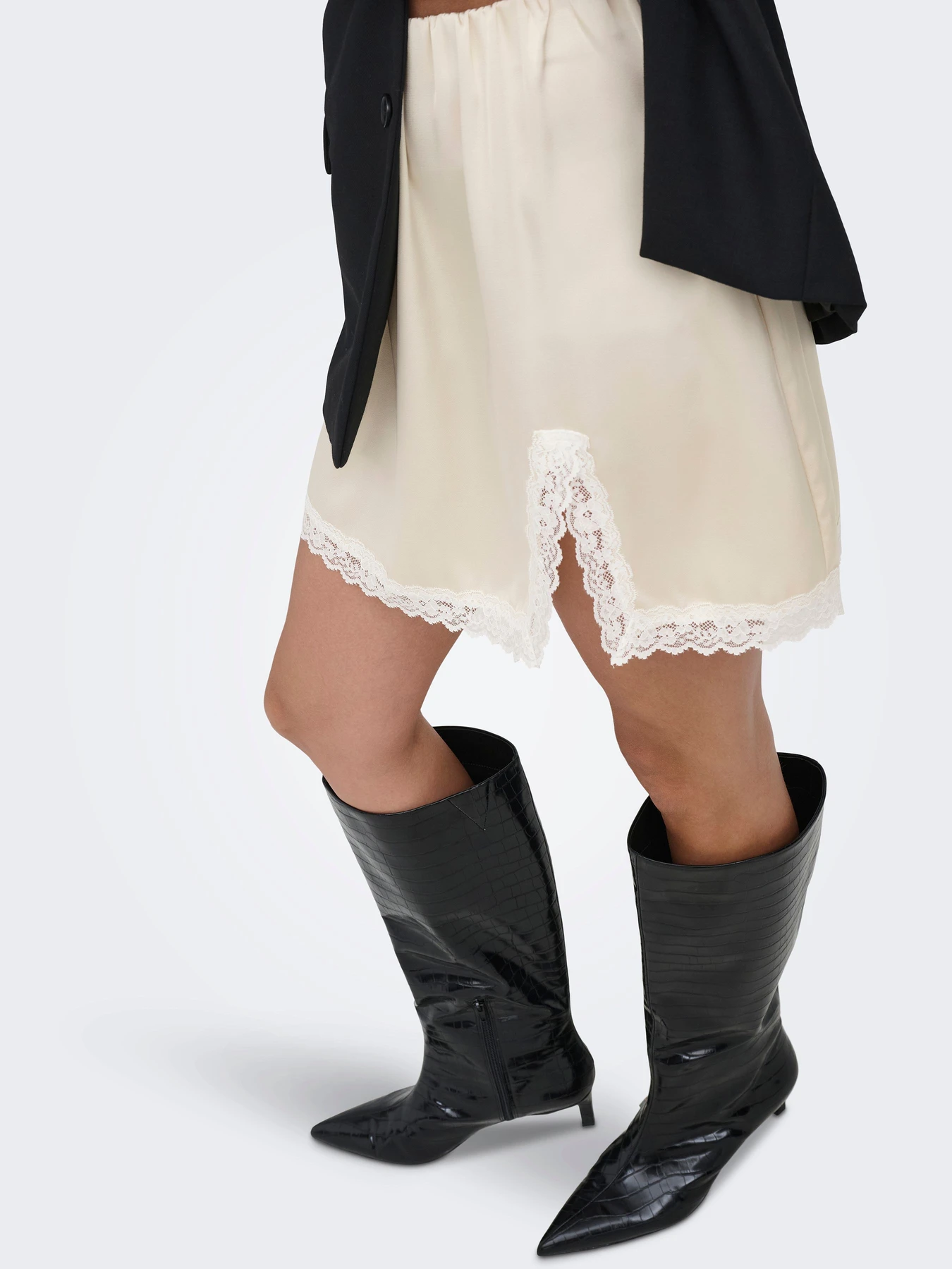 Юбки Only MENUS LACE SATIN SHORT SKIRT модель 15385148_Birch WHITE LACE Юбки Only MENUS LACE SATIN SHORT SKIRT модель 15385148_Birch WHITE LACE Фото