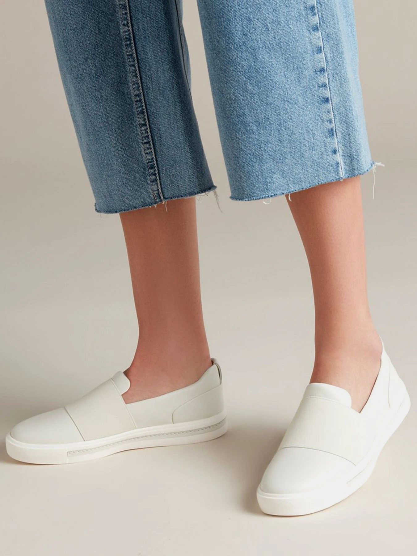 Сліпони та мокасини Clarks Un Maui Step модель 26140170 Фото