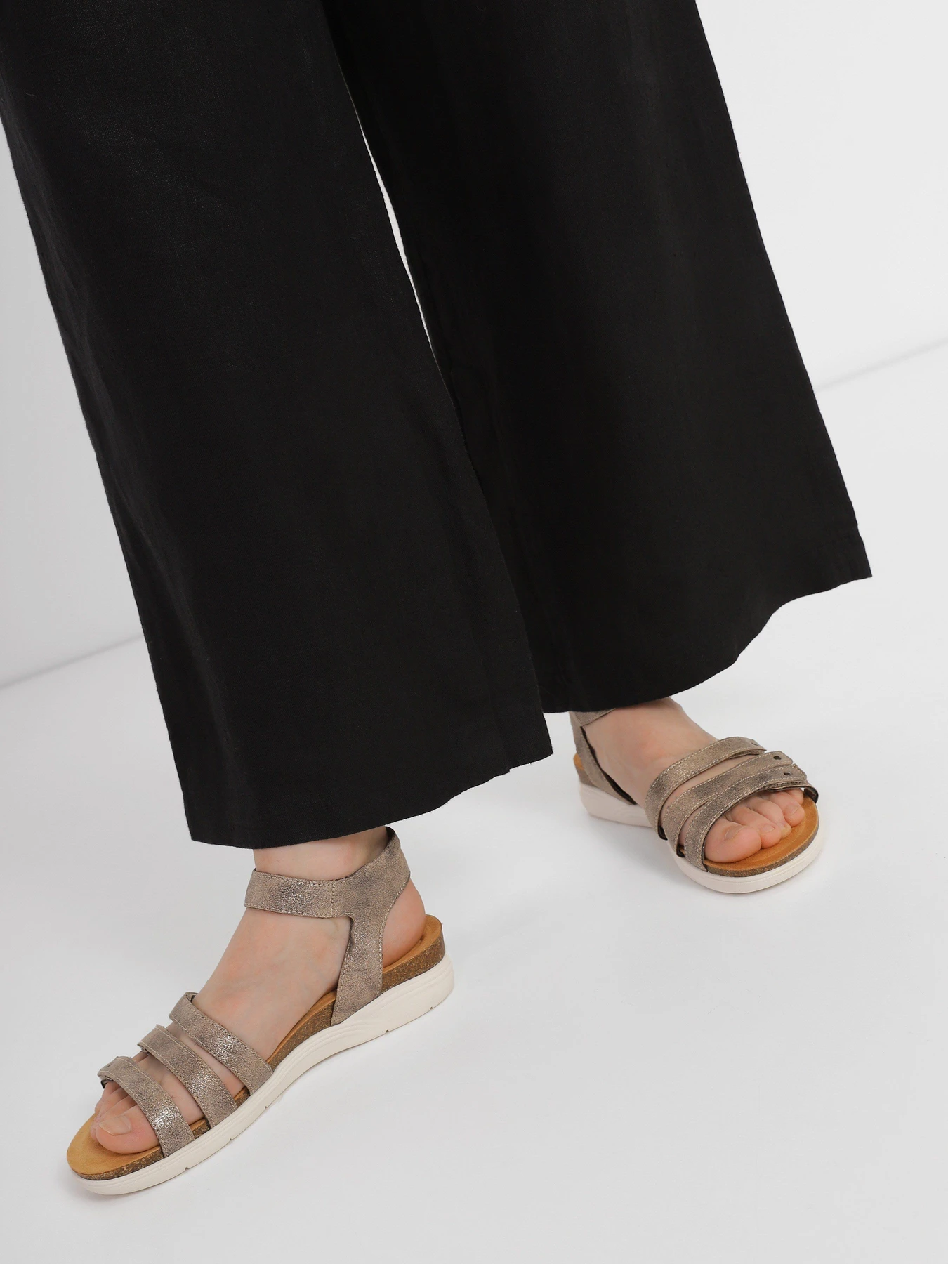 Сандалии Clarks April Dove Platinum модель 26170509 Сандалии Clarks April Dove Platinum модель 26170509 Фото