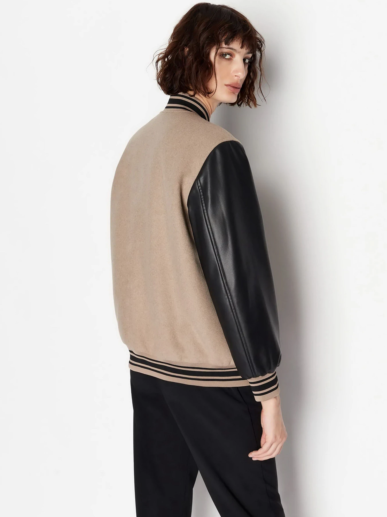 Куртки и дубленки Armani Exchange Campus модель 6RYB29-YN3MZ-4724 Куртки и дубленки Armani Exchange Campus модель 6RYB29-YN3MZ-4724 Фото