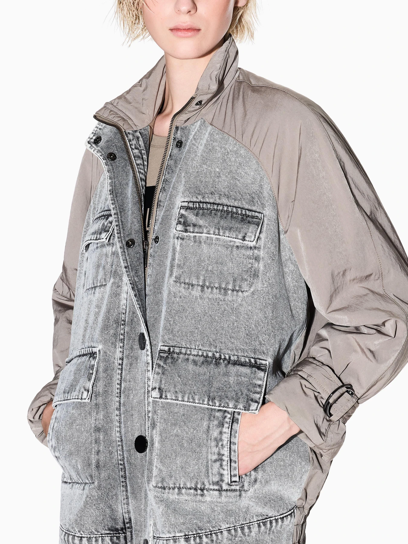 Куртки та дублянки Armani Exchange модель XW001393-AF16176-M6099 Куртки та дублянки Armani Exchange модель XW001393-AF16176-M6099 Фото