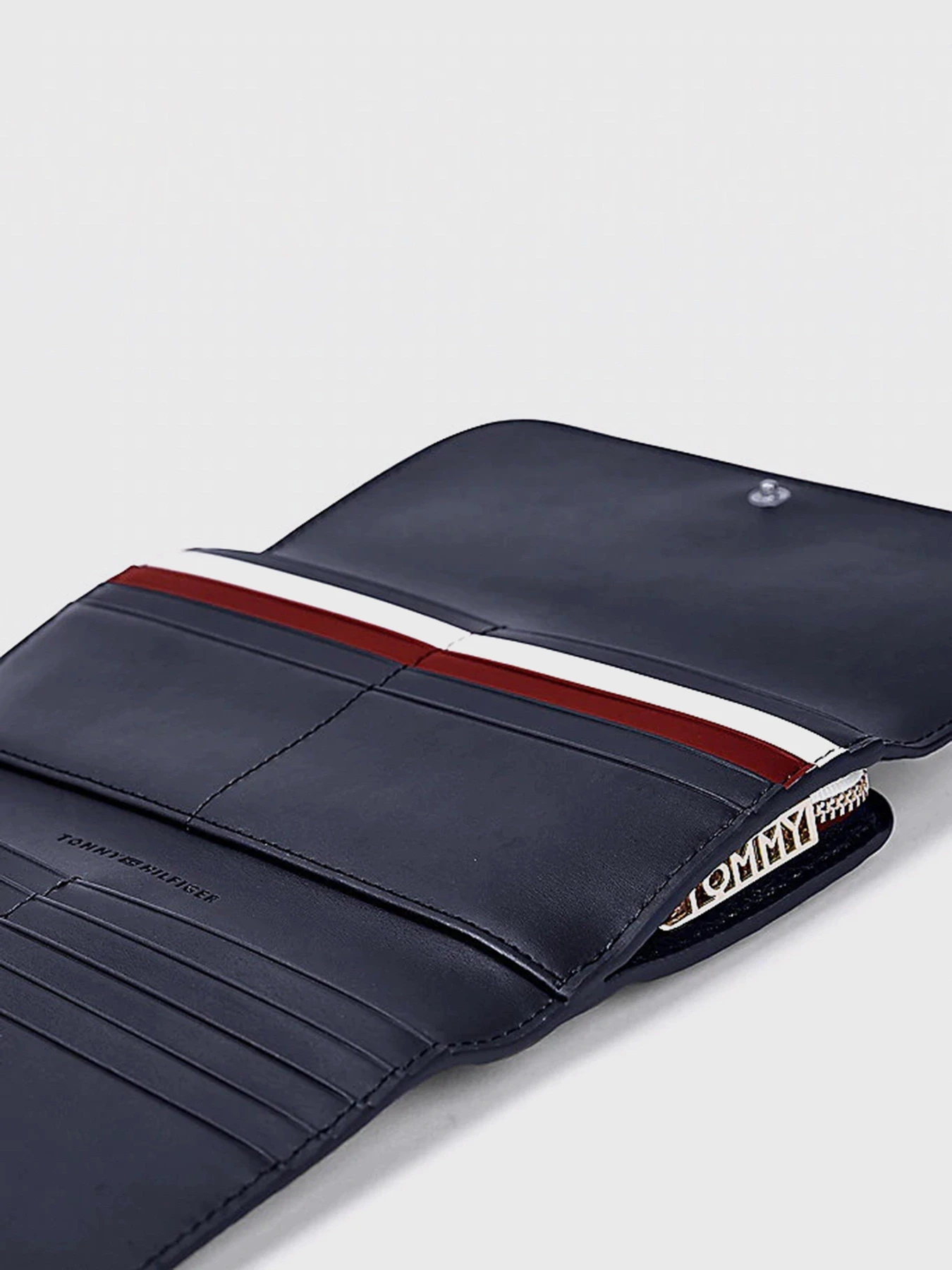 Кошельки Tommy Hilfiger модель AW0AW08906-CJM Кошельки Tommy Hilfiger модель AW0AW08906-CJM Фото