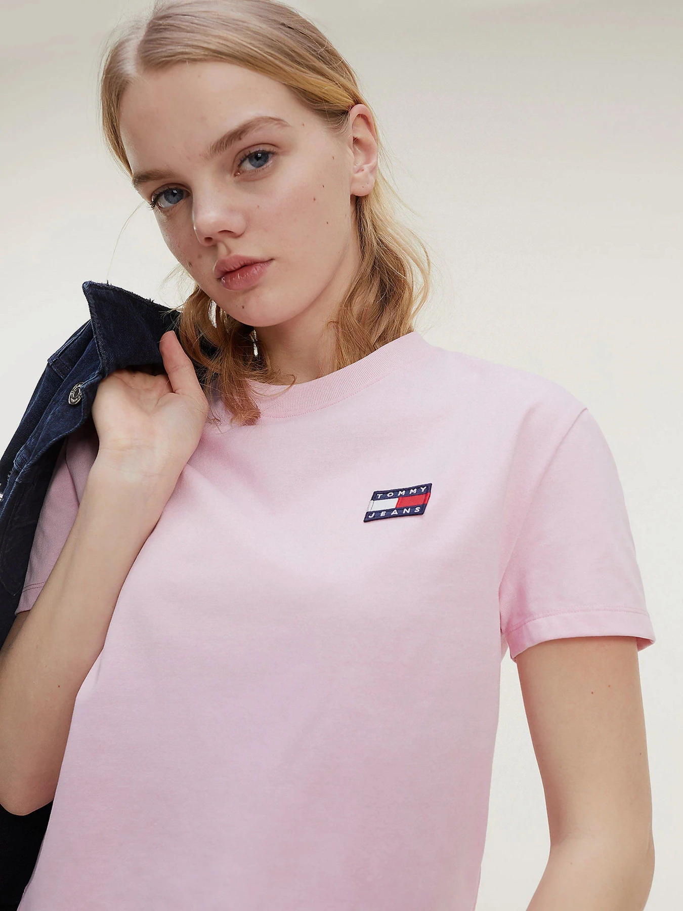 Футболки і поло Tommy Hilfiger модель DW0DW06813-TOU Футболки і поло Tommy Hilfiger модель DW0DW06813-TOU Фото