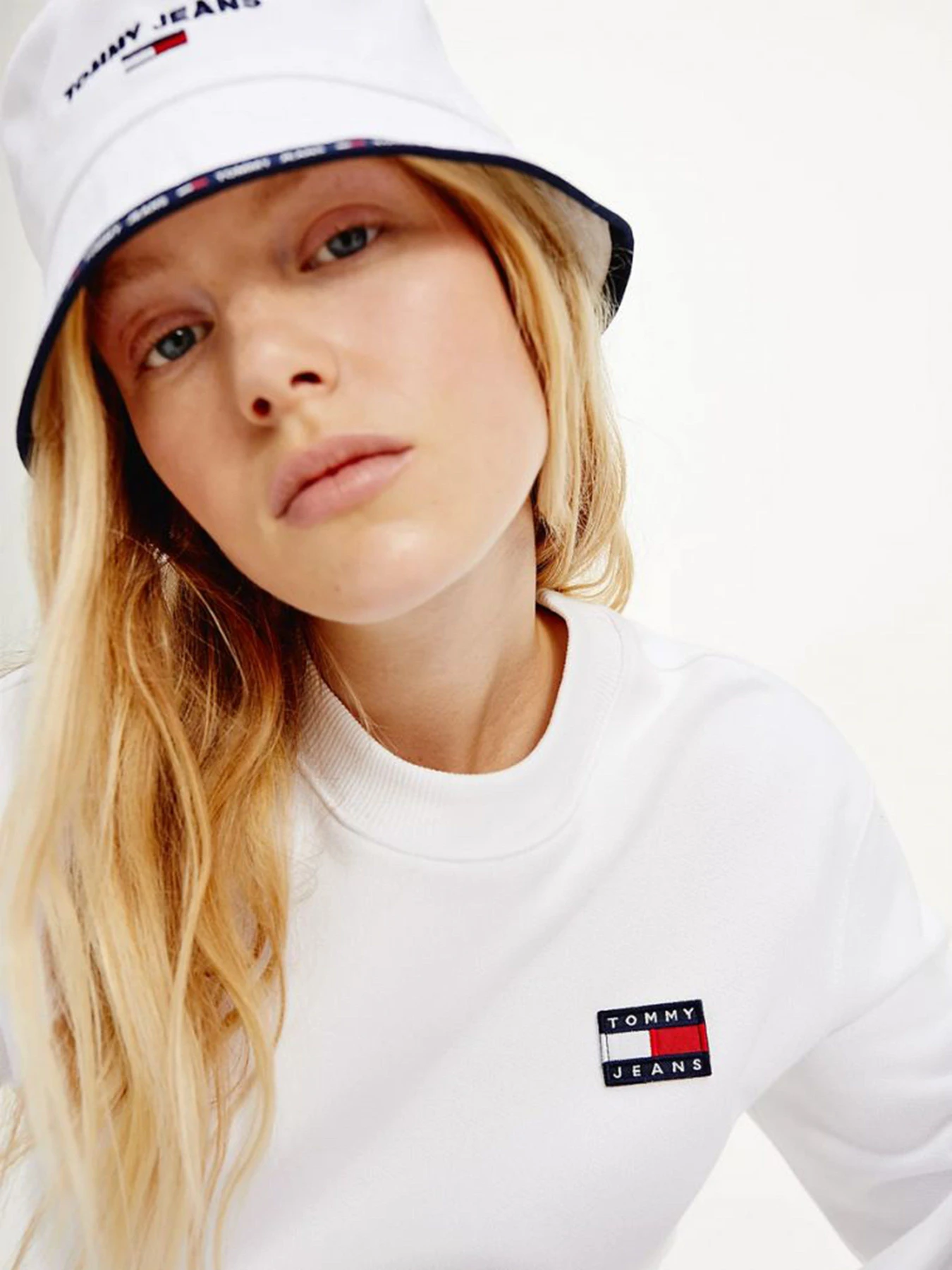 Худи и свитшоты Tommy Hilfiger модель DW0DW09797-YBR Худи и свитшоты Tommy Hilfiger модель DW0DW09797-YBR Фото