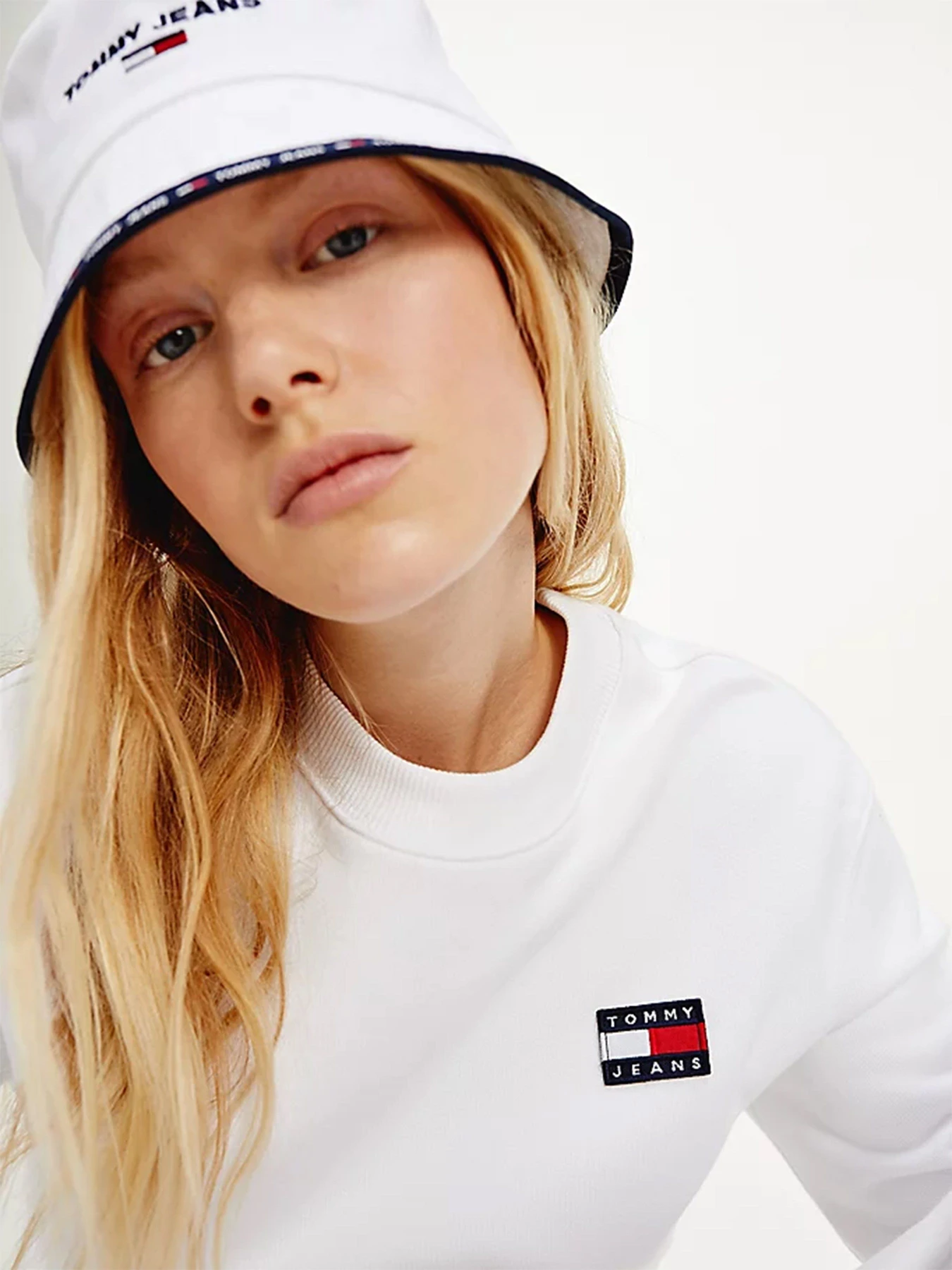 Худи и свитшоты Tommy Hilfiger модель DW0DW09797-YBR Худи и свитшоты Tommy Hilfiger модель DW0DW09797-YBR Фото