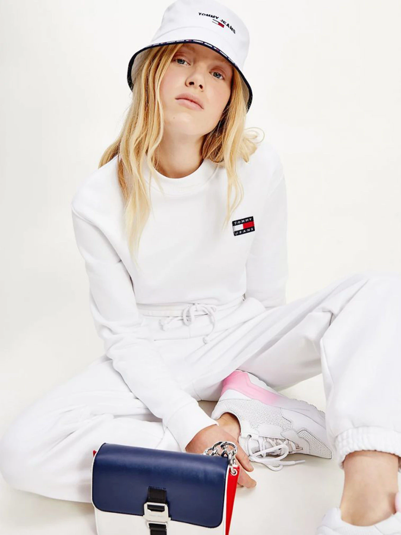 Худи и свитшоты Tommy Hilfiger модель DW0DW09797-YBR Худи и свитшоты Tommy Hilfiger модель DW0DW09797-YBR Фото